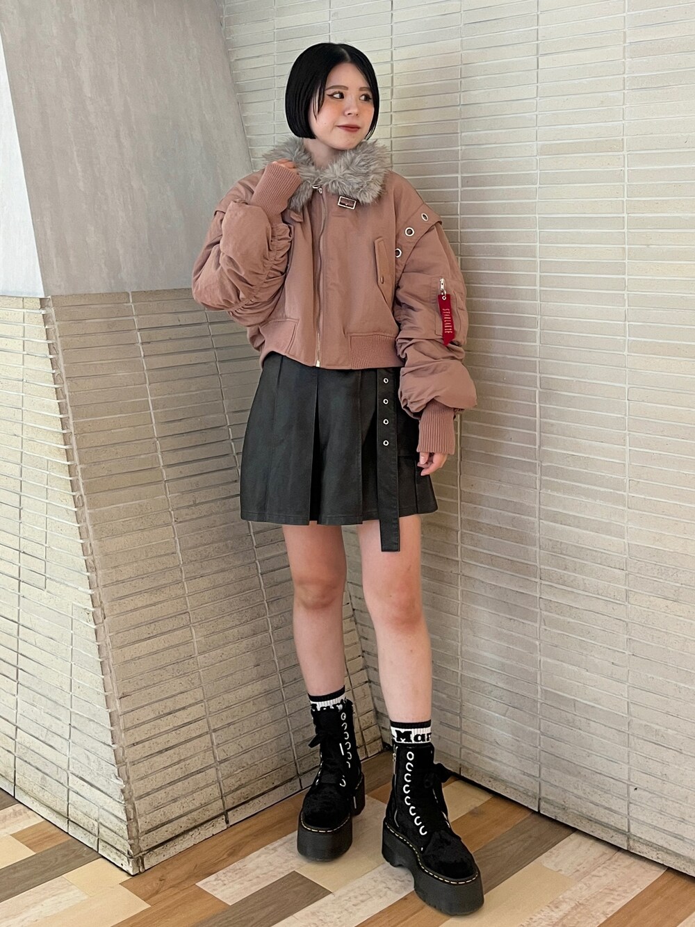 「MA-1、アウター、ショート丈アウター、低身長コーデ、低身長女子、jouetie、jouetieコーデ、jouetie_ootd、ピンクアウター、ドクターマーチン、マーチン、ミニスカート、甘辛mix、甘辛コーデ、甘辛ミックス」｜「jouetieのマルチスリーブクロップドMA-1（MA-1、ピンク系）」を使った、MOMOKAさん（レディース・153cm）の秋コーディネートの1枚目の写真