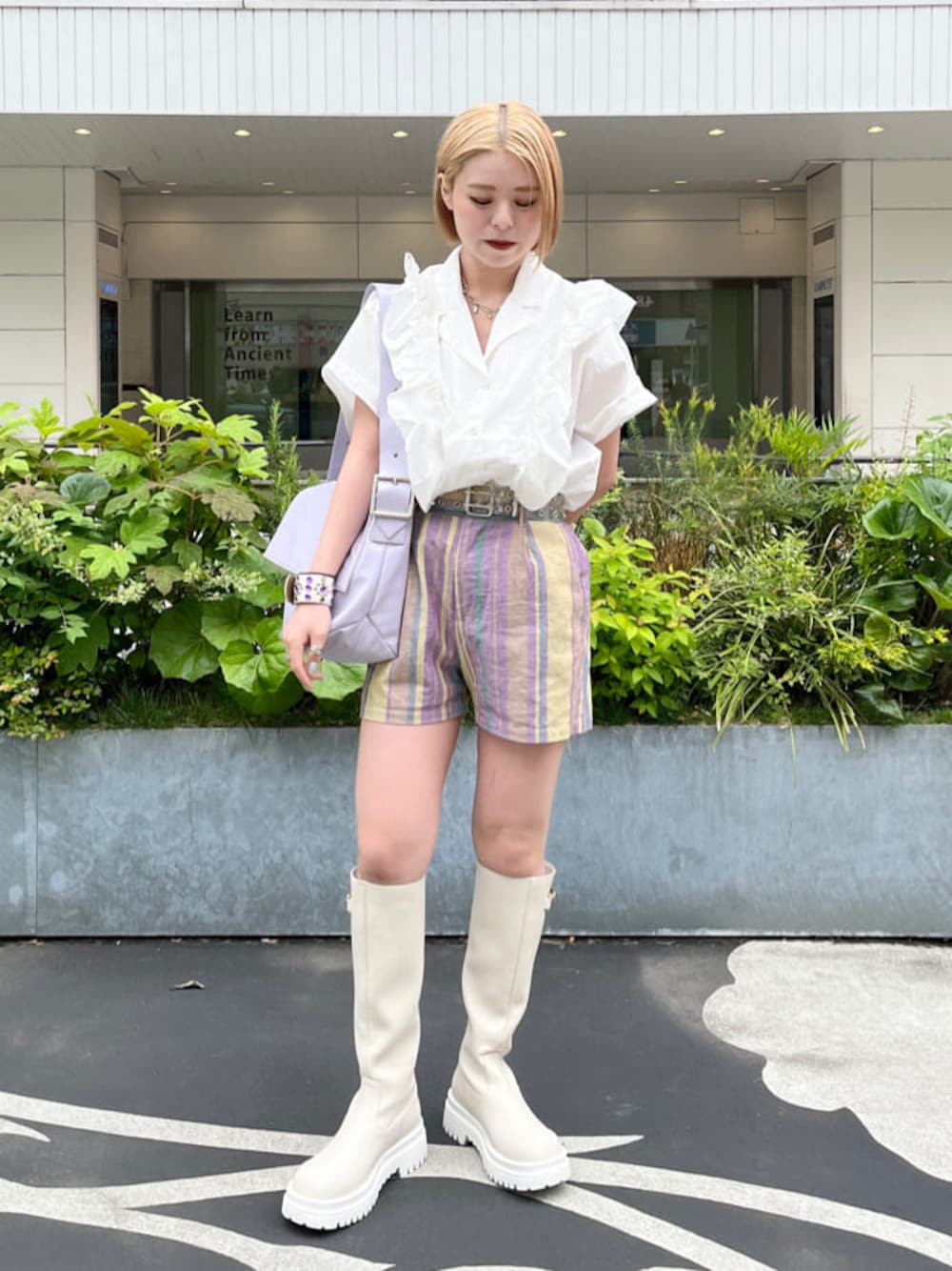 ホワイト系のブーツ、ホワイト系のシャツ/ブラウス、イエロー系のその他パンツを着用したレディースの春コーディネートの1枚目の写真