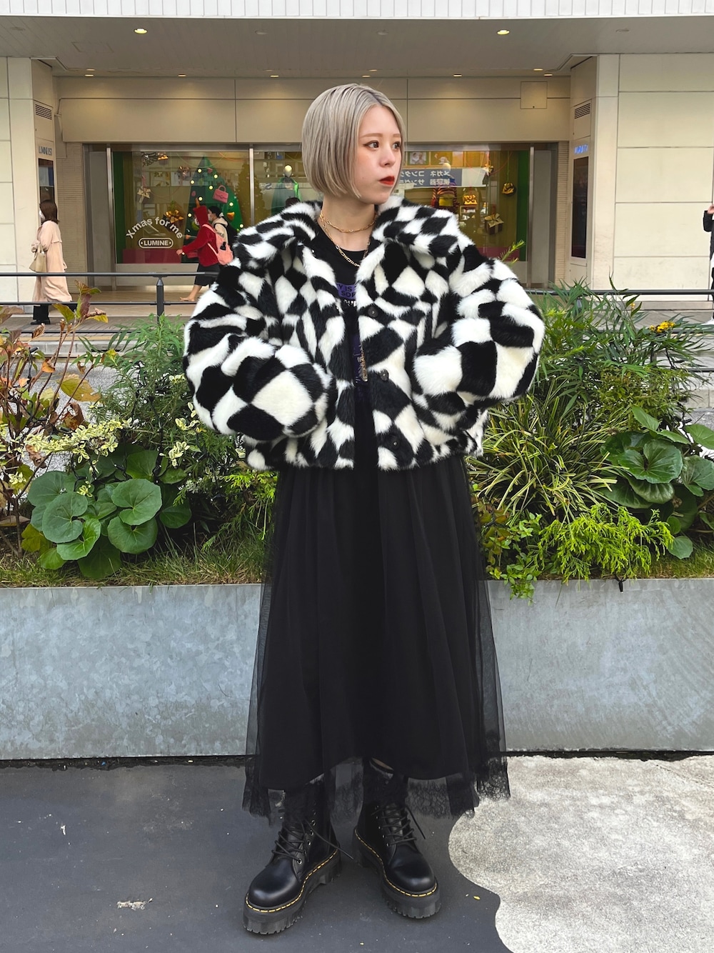 その他のその他アウター、ブラック系のワンピース、ゴールド系のネックレスを着用したレディースの秋コーディネートの1枚目の写真