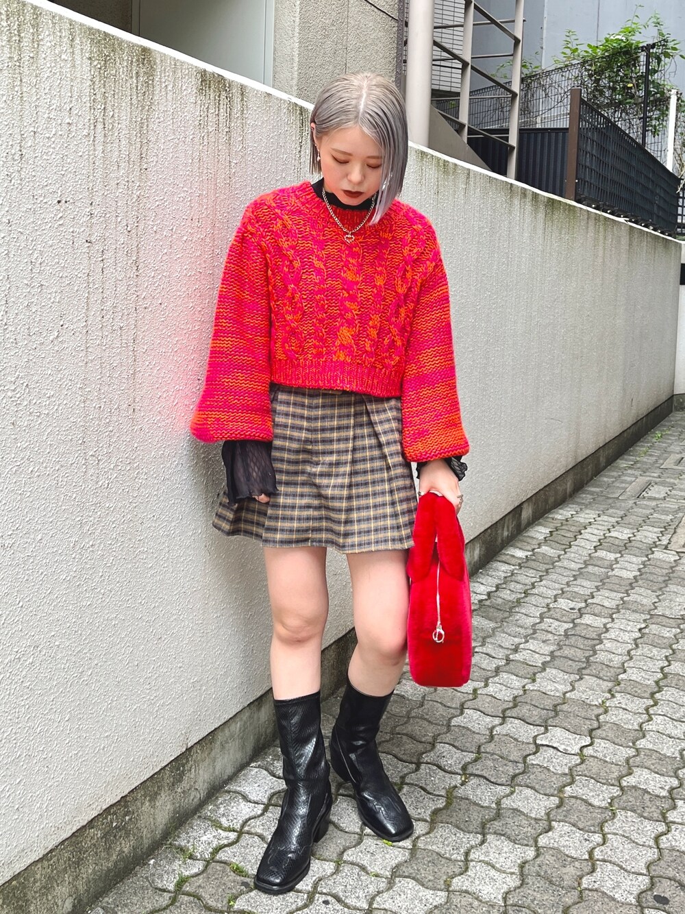 「カラーニット、ミニ丈コーデ、スカパン、クロップドニット、韓国ファッション、韓国コーデ、ハイトーンボブ、ウエスタンブーツ」｜「jouetieのベーシッククロップドニット（ニット/セーター、ピンク系）」を使った、MOMOKAさん（レディース・153cm）の秋コーディネートの1枚目の写真