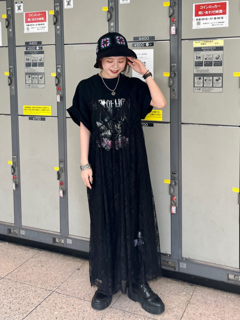 ブラック系のブーツ、ブラック系のワンピース、シルバー系のブレスレットを着用したレディースの春コーディネートの1枚目の写真