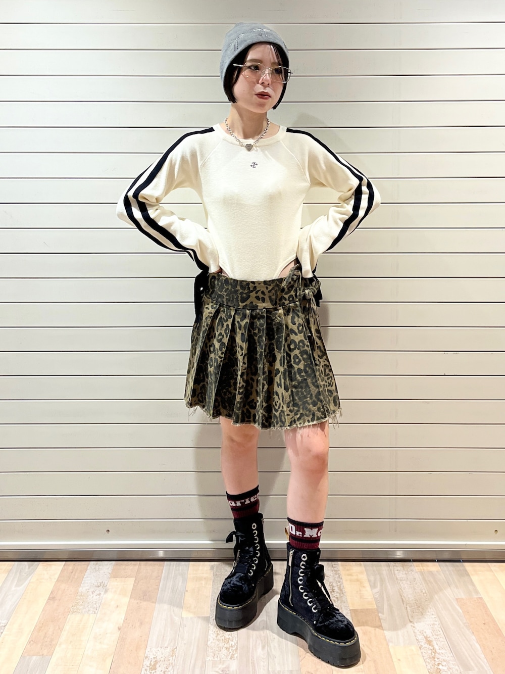 ホワイト系のニット/セーター、ブラウン系のその他パンツ、グレー系のニットキャップ/ビーニーを着用したレディースの秋コーディネートの1枚目の写真