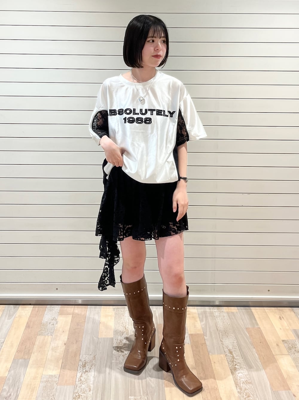 「ミニスカート、お出かけコーデ、低身長コーデ、モノトーン、スポーツミックス、ドライブ、女子会、シンプルスタイル、夏ファッション、低身長女子、春夏コーデ、ゆるコーデ、初夏コーデ、スカートコーデ、ロングブーツ」｜「jouetieのレースナンバリングルーズトップス（Tシャツ/カットソー、ホワイト系）」を使った、MOMOKAさん（骨格ウェーブ・レディース・153cm）の春コーディネートの1枚目の写真