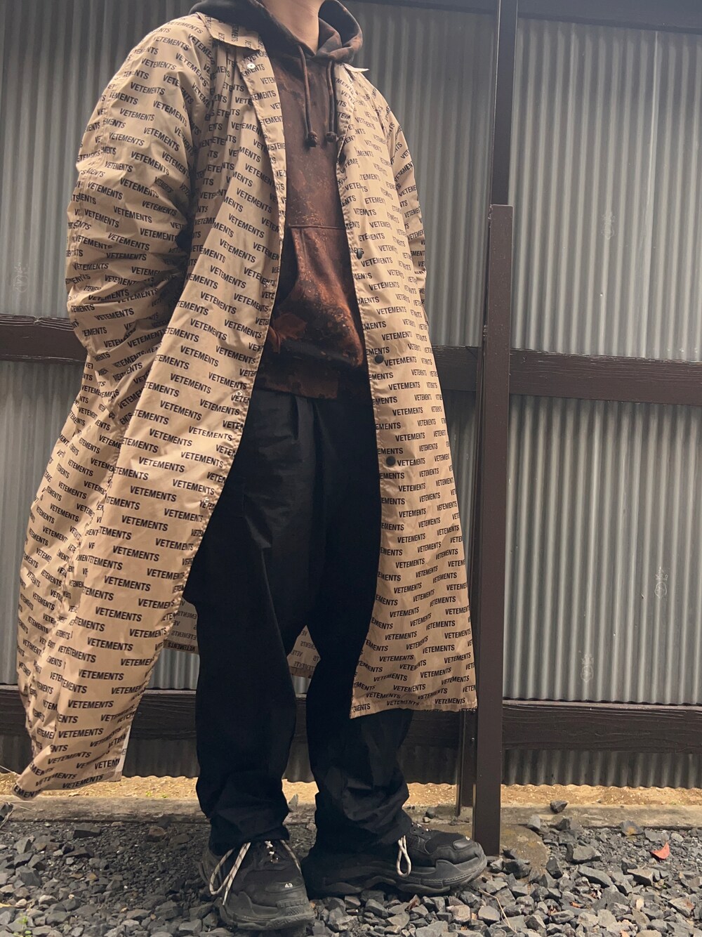 「BALENCIAGA、vetements、おしゃれさんと繋がりたい、ストリート、スニーカーコーデ、GU、パーカー、ラグジュアリーストリート、はるコーデ、リメイク、雨の日コーデ」｜「URBAN RESEARCHのアイテム（カーゴパンツ、ブラック系）」を使った、Ryuk!j!ma®︎さん（メンズ・172cm）の春コーディネートの1枚目の写真