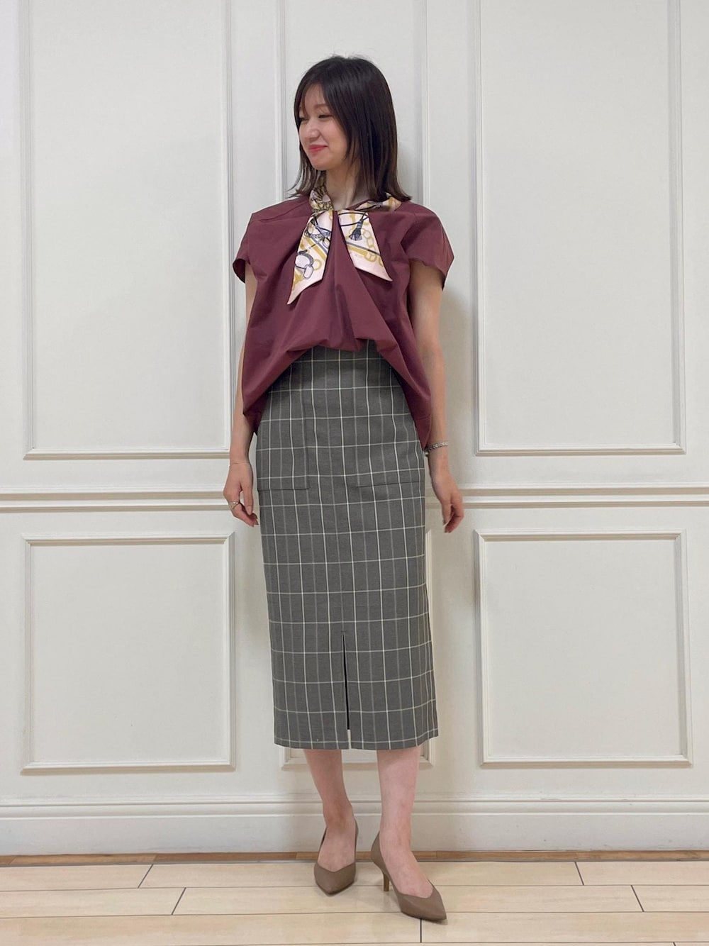 ブラウン系のスカート、ベージュ系のパンプス、レッド系のシャツ/ブラウスを着用したレディースの夏コーディネートの1枚目の写真