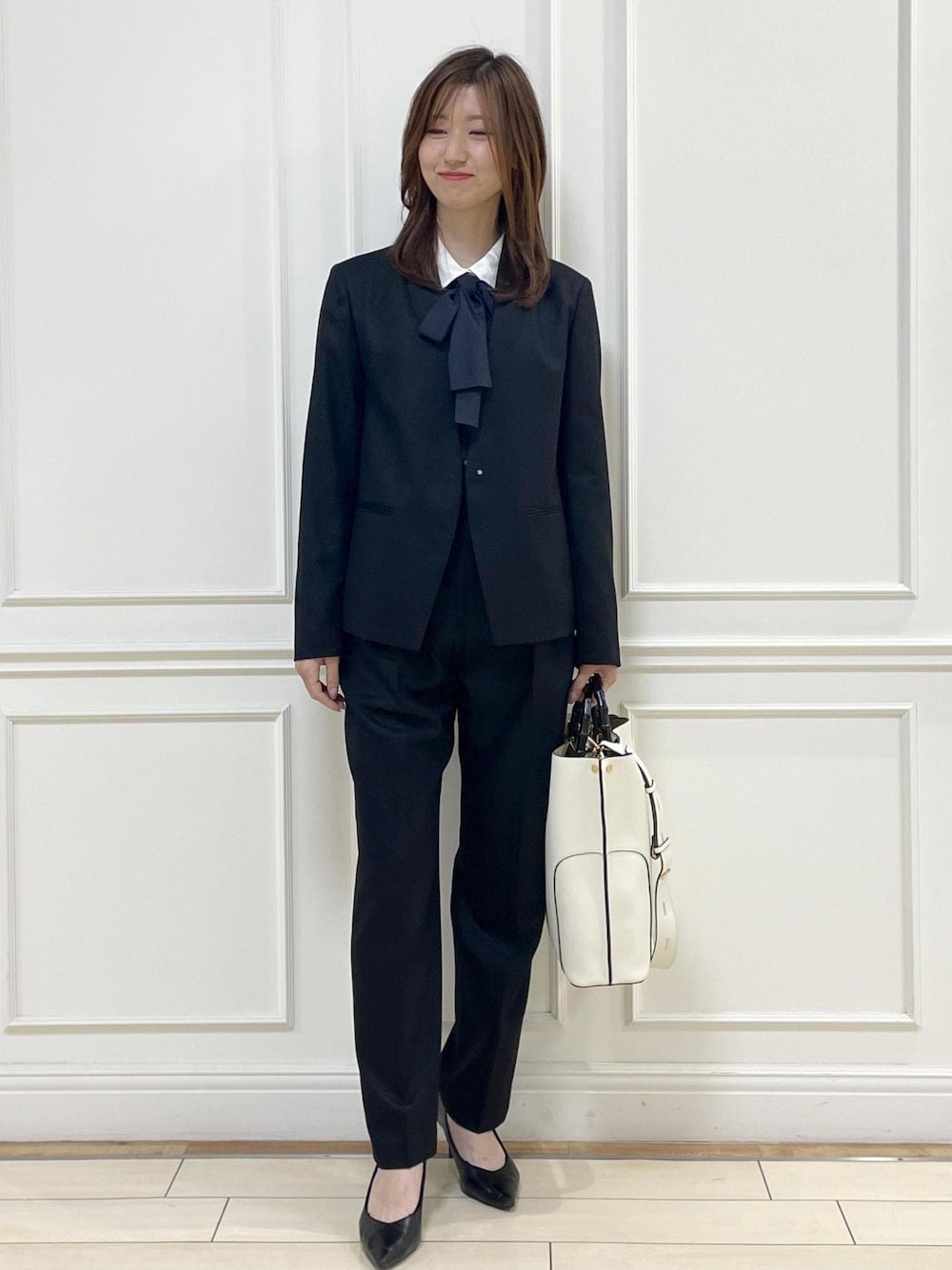 ホワイト系のトートバッグ、ブルー系のシャツ/ブラウス、ブラック系のその他パンツを着用したレディースの秋コーディネートの1枚目の写真