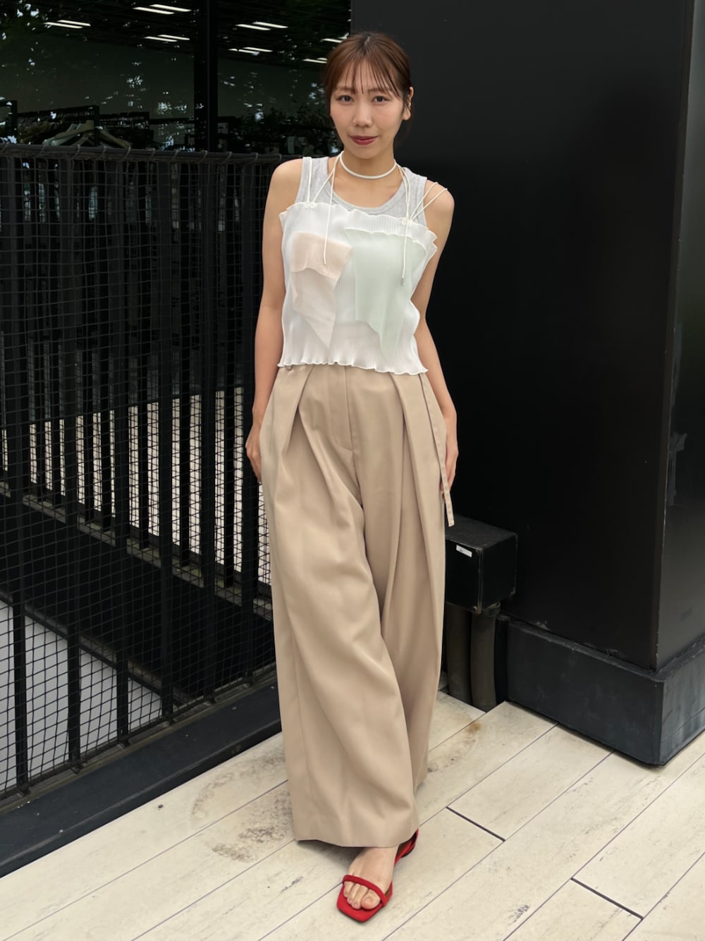 ベージュ系のチノパンツ、ベージュ系のキャミソールを着用したレディースの夏コーディネートの1枚目の写真