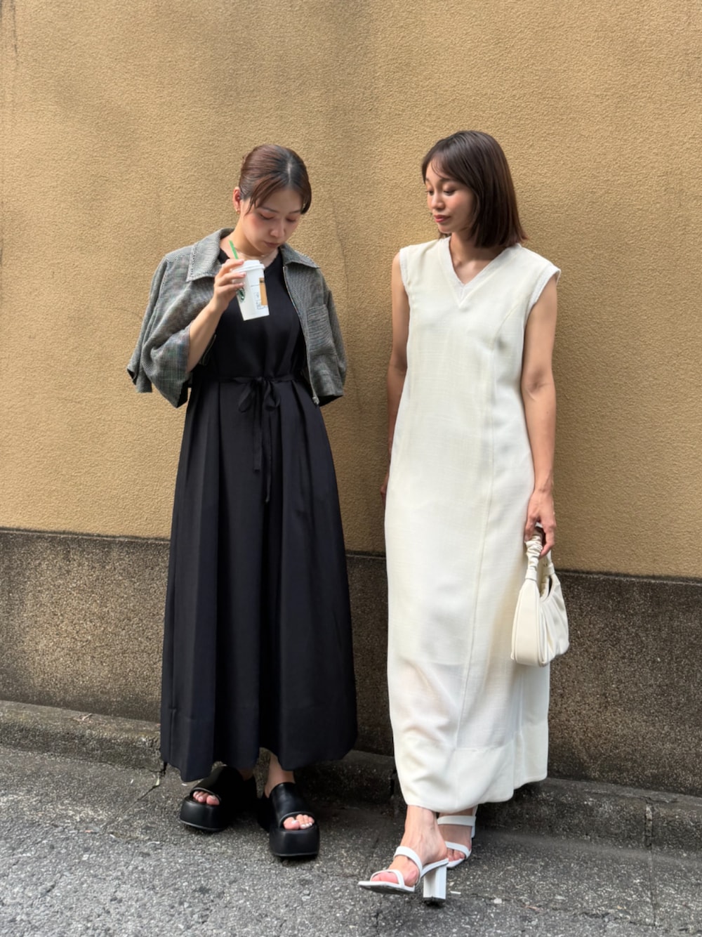 ブラック系のブルゾン、ブラック系のサンダル、ブラック系のワンピースを着用したレディースの夏コーディネートの1枚目の写真