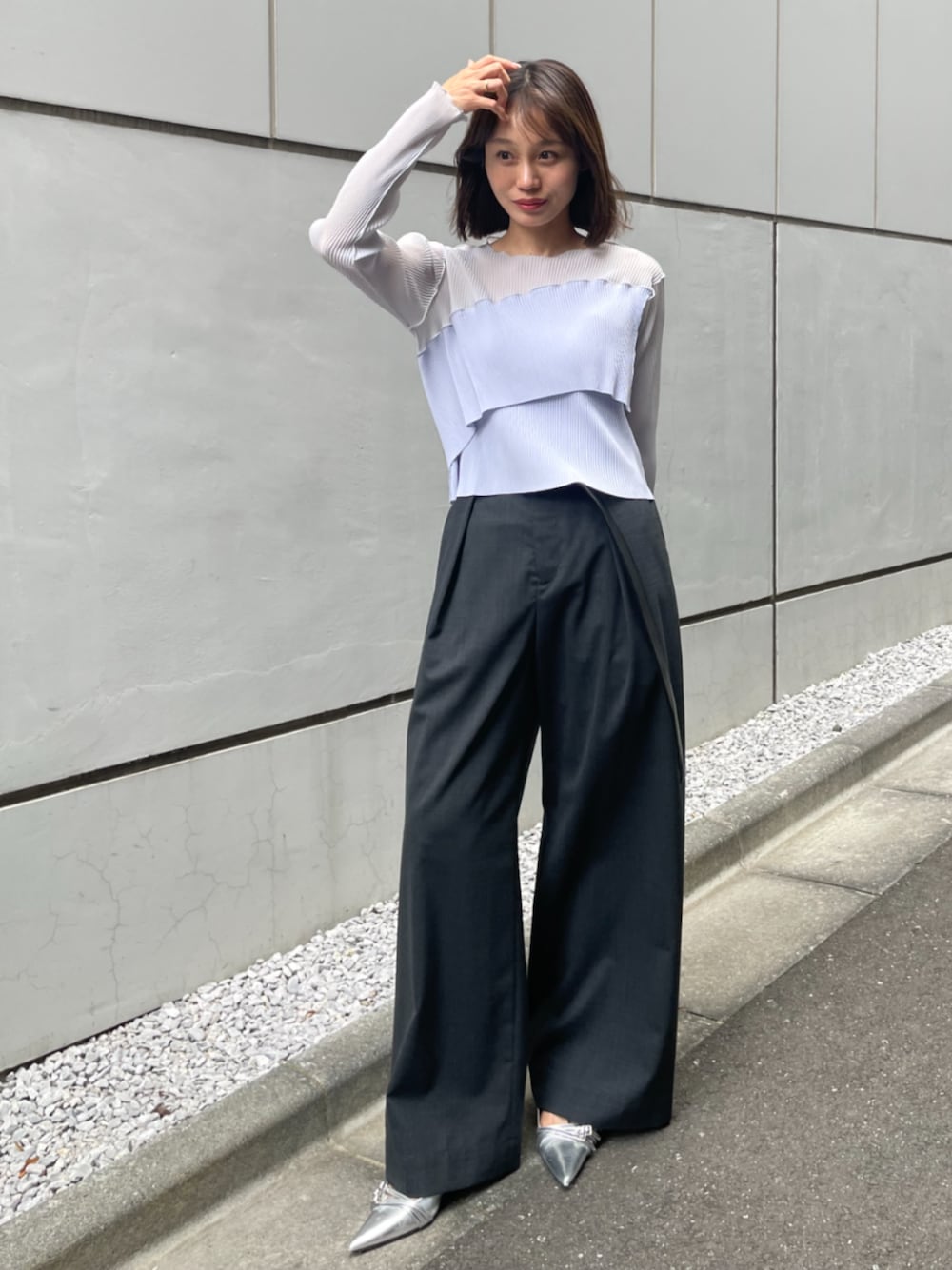 パープル系のTシャツ/カットソー、グレー系のその他パンツを着用したレディースの夏コーディネートの1枚目の写真