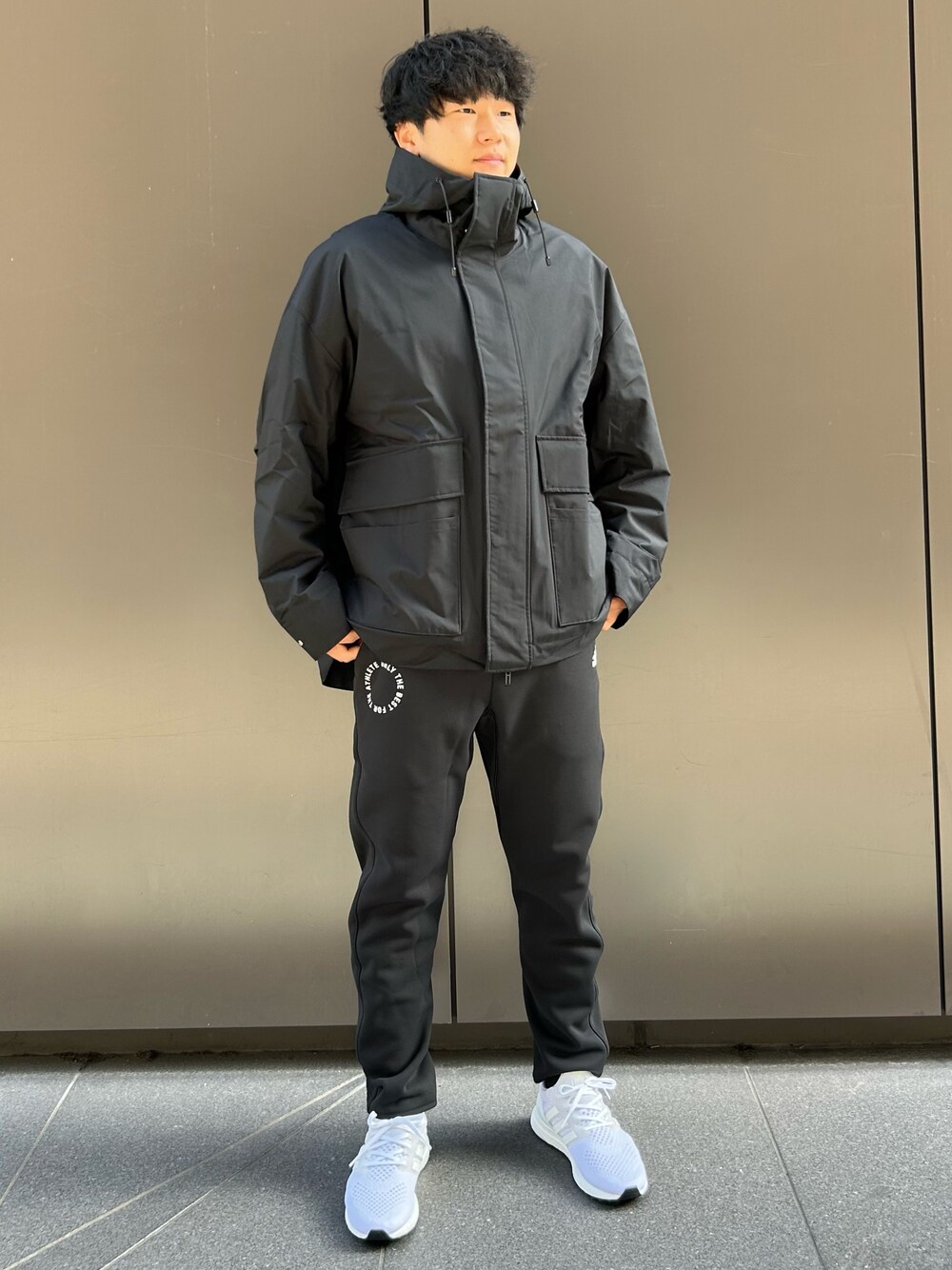 「スニーカー、ジャケット、アウター、adidas、フリース、スポーツウェア、アディダス、ウルトラブースト、ウーブンジャケット」｜「adidasのウルトラブースト 1.0 / Ultraboost 1.0 / アディダス adidas（スニーカー、ホワイト系）」を使った、HDさん（メンズ・170cm）の秋コーディネートの1枚目の写真