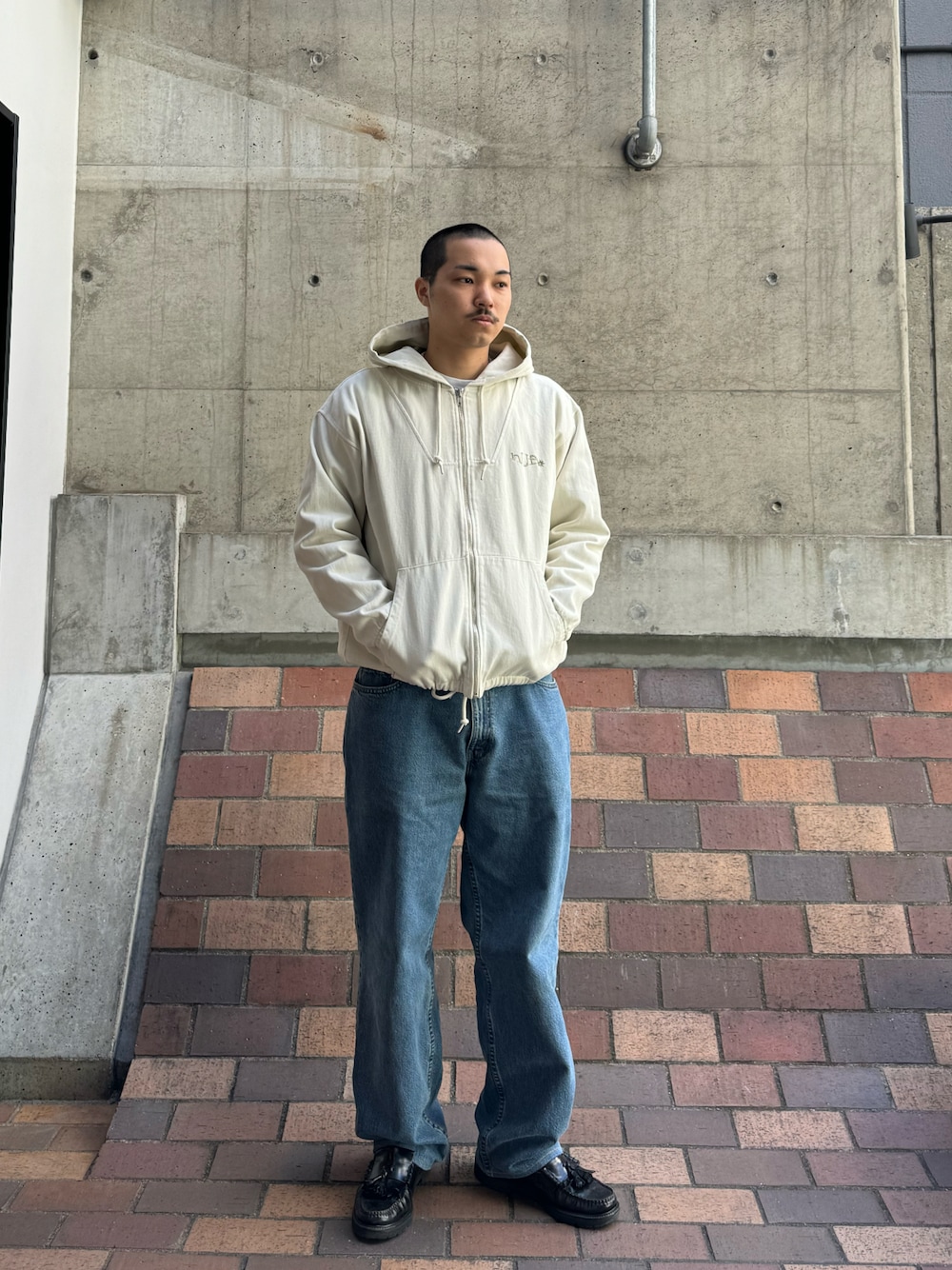 「HUF、hufworldwide、hufharajuku、春アウター、休日スタイル、デニム、ストリート、シンプルスタイル、メンズコーデ」｜「HUFのJAZZY GROOVES ZIP HOODIE / HUF ジップフード パーカー（パーカー、ベージュ系）」を使った、Hayatoさん（メンズ・176cm）の春コーディネートの1枚目の写真