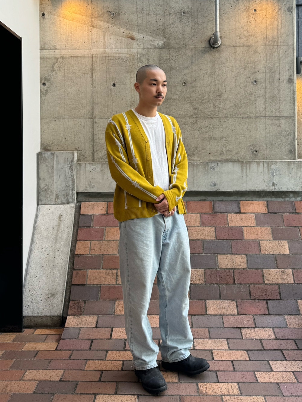 「HUF、hufworldwide、hufharajuku、春服、休日コーデ、おでかけコーデ、メンズコーデ、ワイドデニム、カーディガン」｜「HUFのBARBED WIRE CARDIGAN / HUF カーディガン（カーディガン/ボレロ、イエロー系）」を使った、Hayatoさん（メンズ・176cm）の冬コーディネートの1枚目の写真