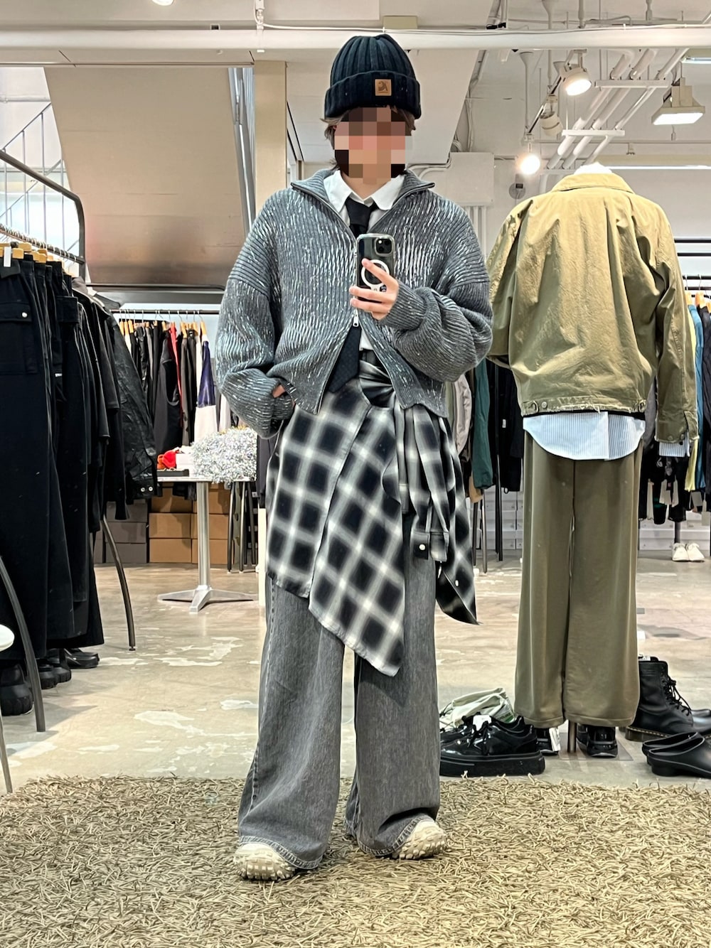 「今日のコーデ、プチプラ、シャツスタイル、春服コーデ、お洒落さんとつながりたい、ストリートMIX、きれいめカジュアル、ネクタイ、ネクタイコーデ、ブラックコーデ、シルバー、デニムパンツ」｜「doubletのアイテム（ニットキャップ/ビーニー、ブラック系）」を使った、リカさん（メンズ・174cm）の春コーディネートの1枚目の写真