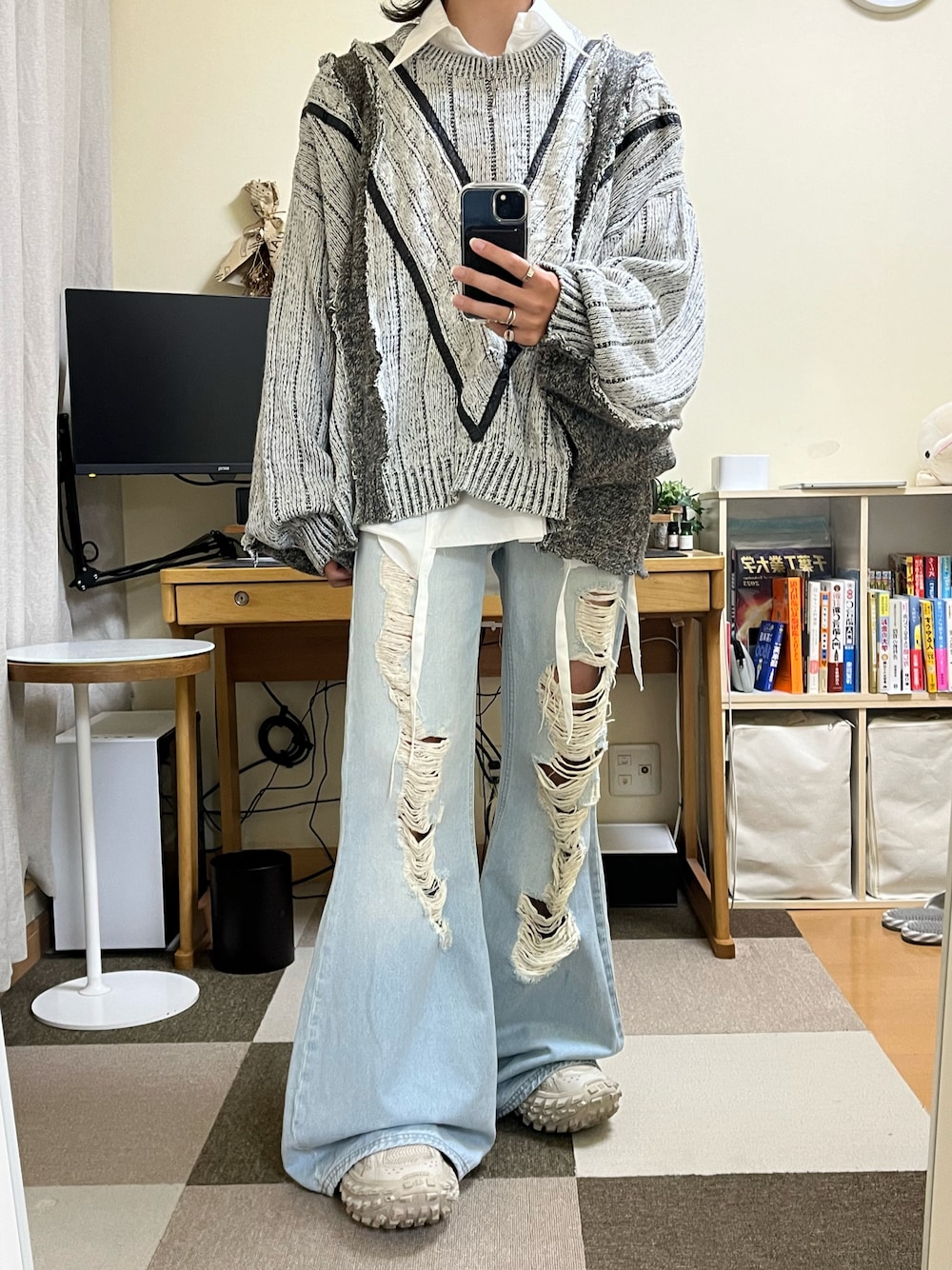「ストリートコーデ、シンプルスタイル、メンズコーデ、おしゃれさんと繋がりたい、BALENCIAGA、秋服」｜「BALENCIAGAのアイテム（スニーカー、ベージュ系）」を使った、リカさん（メンズ・174cm）の夏コーディネートの1枚目の写真