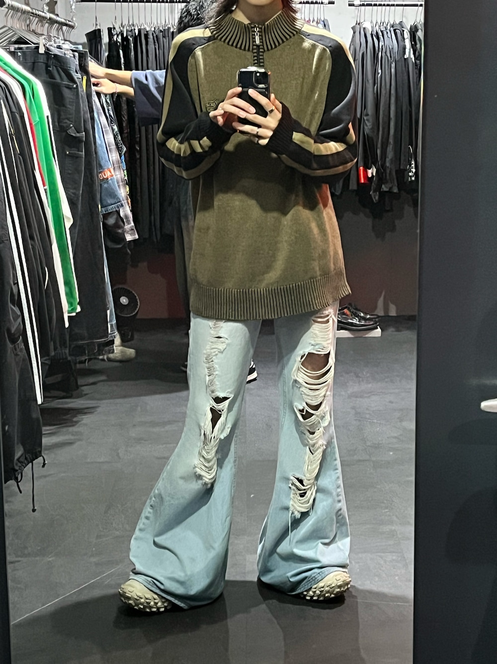 「秋っぽコーデ更新中、秋冬コーデ、休日スタイル、シンプルコーデ、メンズファッション、秋のコーデ、古着MIX、ラフコーデ、カーキ、オトナカジュアル」｜「Hurley のアイテム（ニット/セーター、グリーン系）」を使った、リカさん（メンズ・174cm）の秋コーディネートの1枚目の写真