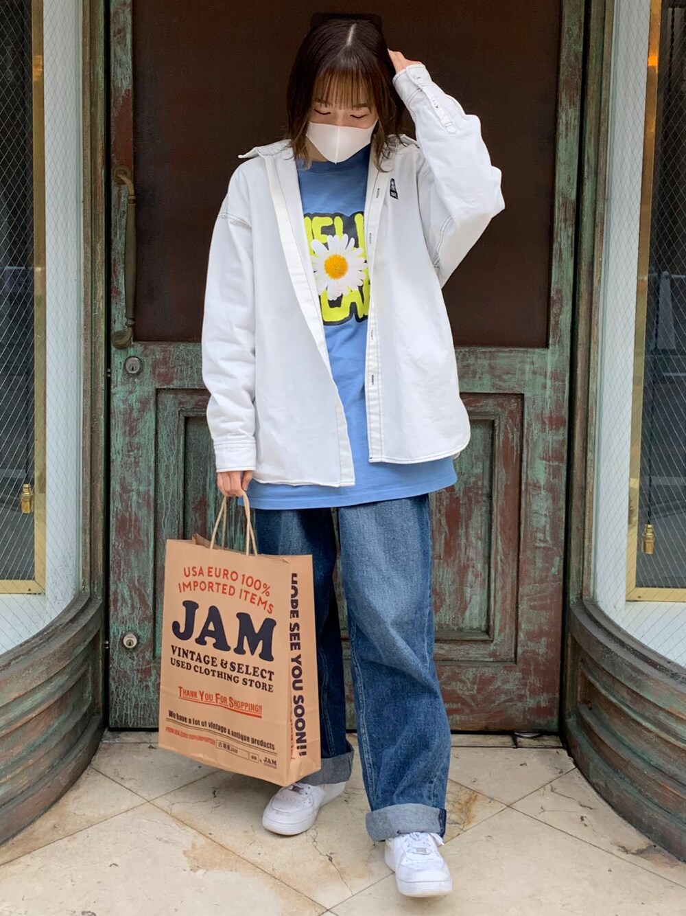 「春コーデ、白シャツ、白シャツ×デニム」｜「X-girlのWIDE TAPERED PANTS/ワイド　テーパード　デニムパンツ（デニムパンツ、ブルー系）」を使った、Rinoさん（レディース・153cm）の冬コーディネートの1枚目の写真