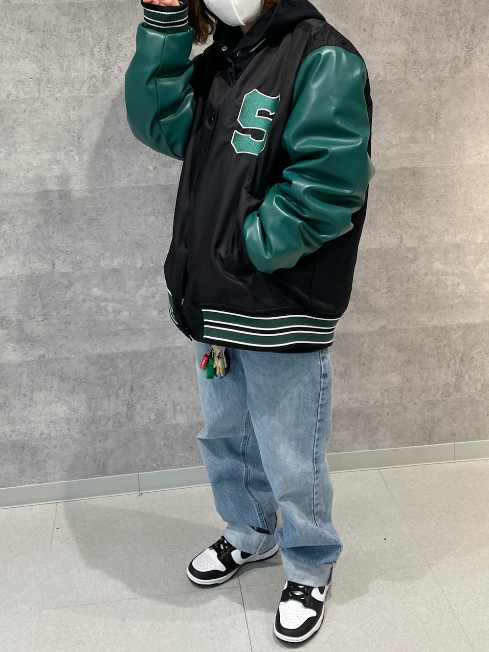 「スタジャン、デニムコーデ、ダンク、nikedunk」｜「Carharttのアイテム（デニムパンツ、ブルー系）」を使った、Rinoさん（レディース・153cm）の冬コーディネートの1枚目の写真