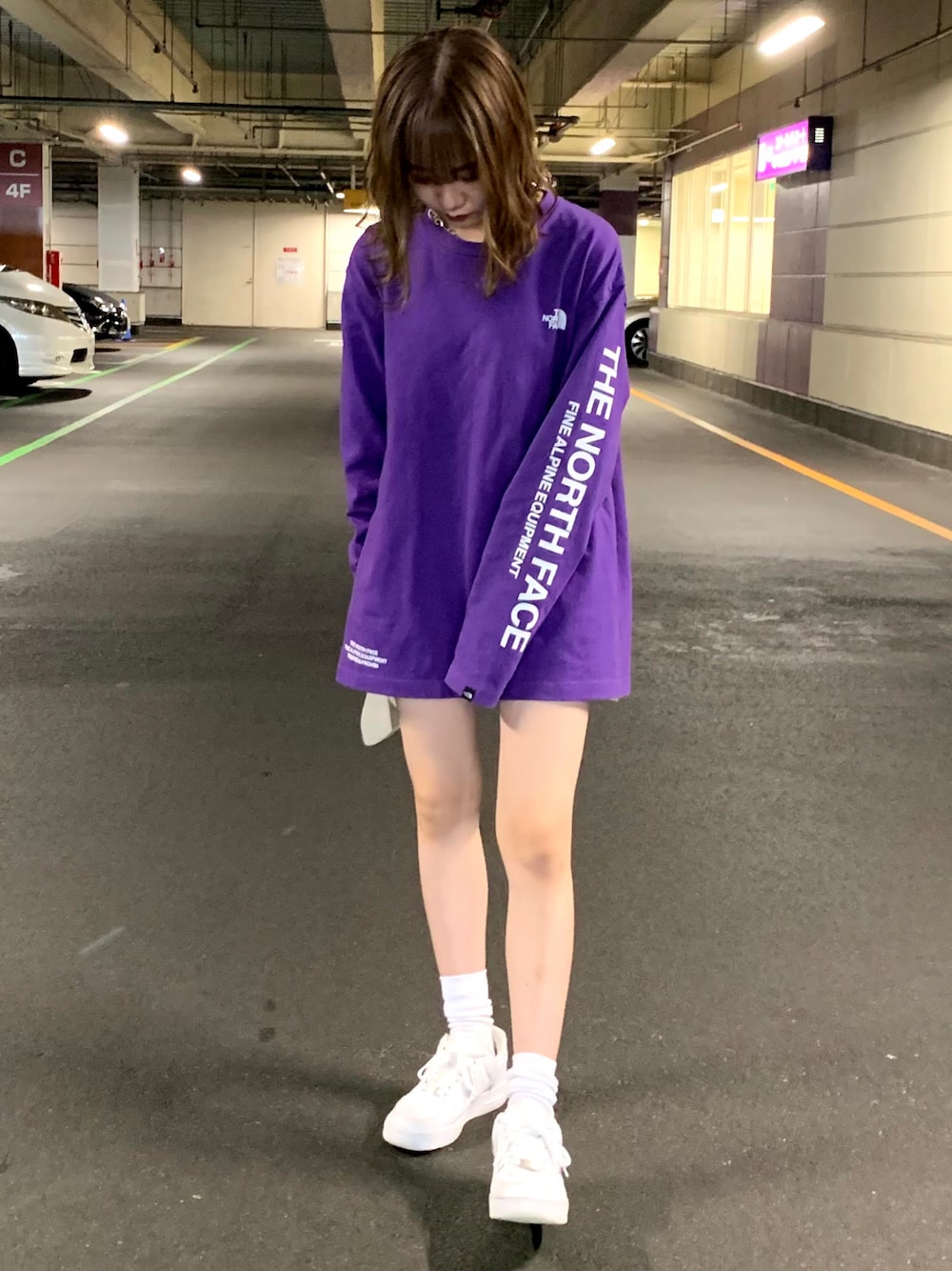 「カラーTシャツ、ビックT、THE NORTH FACE」｜「NIKEの【NIKE】WMNS AIR FORCE 1 '07 エアフォースワン（スニーカー、ホワイト系）」を使った、Rinoさん（レディース・153cm）の冬コーディネートの1枚目の写真