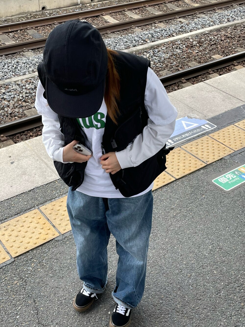 「フィッシングベスト、デニムパンツ、stussy、xgirl」｜「CAMP7のアイテム（その他アウター、ブラック系）」を使った、Rinoさん（レディース・153cm）の冬コーディネートの1枚目の写真