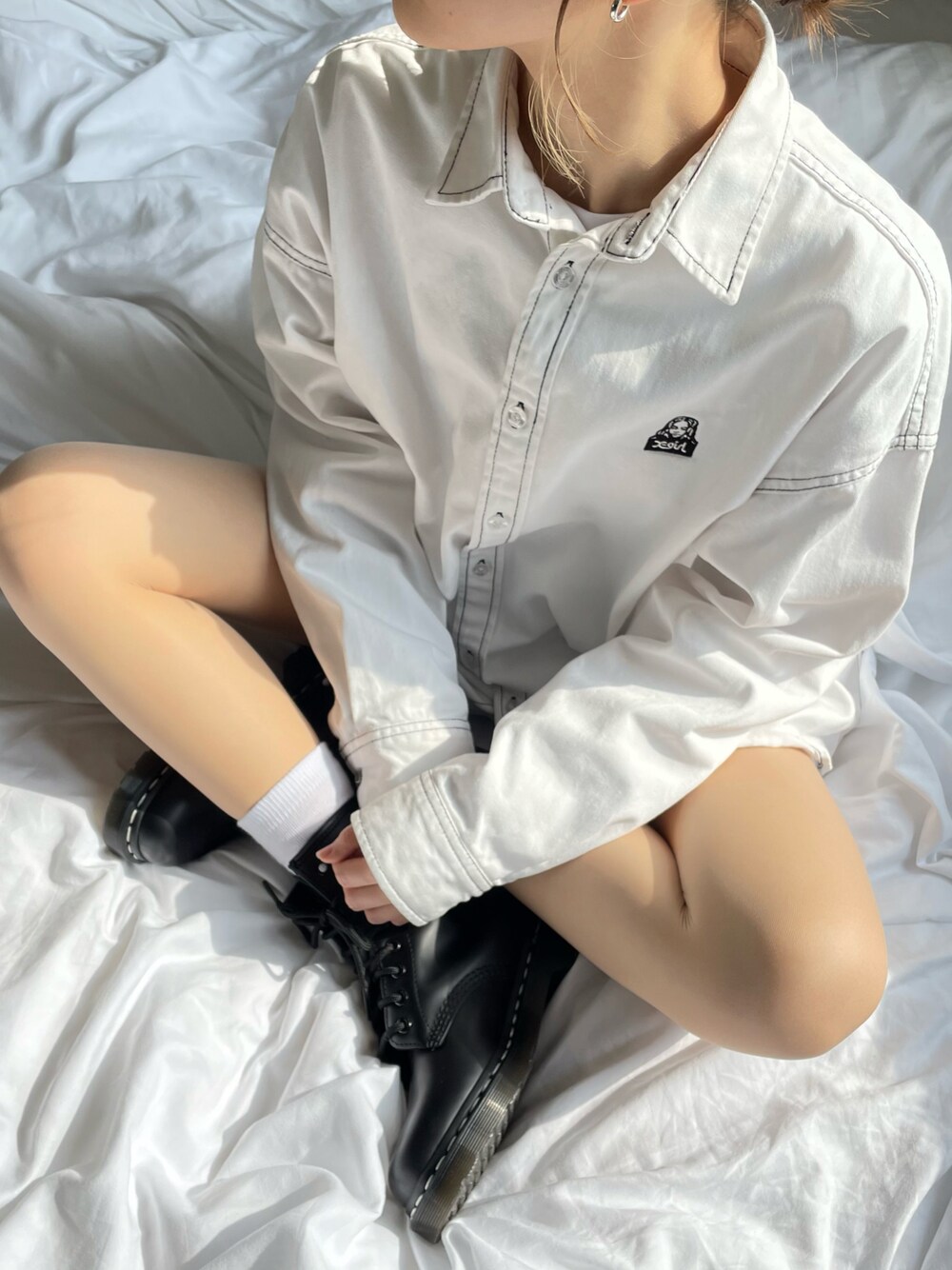 「シャツスタイル、マーチン、Dr.Martens、xgirl」｜「X-girlのEMDROIDERY FACE SHIRT（シャツ/ブラウス、ホワイト系）」を使った、Rinoさん（レディース・153cm）の冬コーディネートの1枚目の写真
