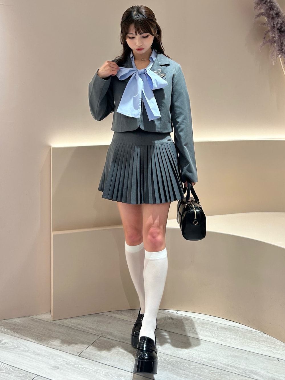 「ジャケット、ボウタイブラウス、ミニスカート、セットアップ、ナイスクラップ、one after another NICE CLAUP、nice claup」｜「one after another NICE CLAUPの刺繍入りボウタイリボンブラウス（シャツ/ブラウス、ブルー系）」を使った、junさん（レディース・158cm）の春コーディネートの1枚目の写真