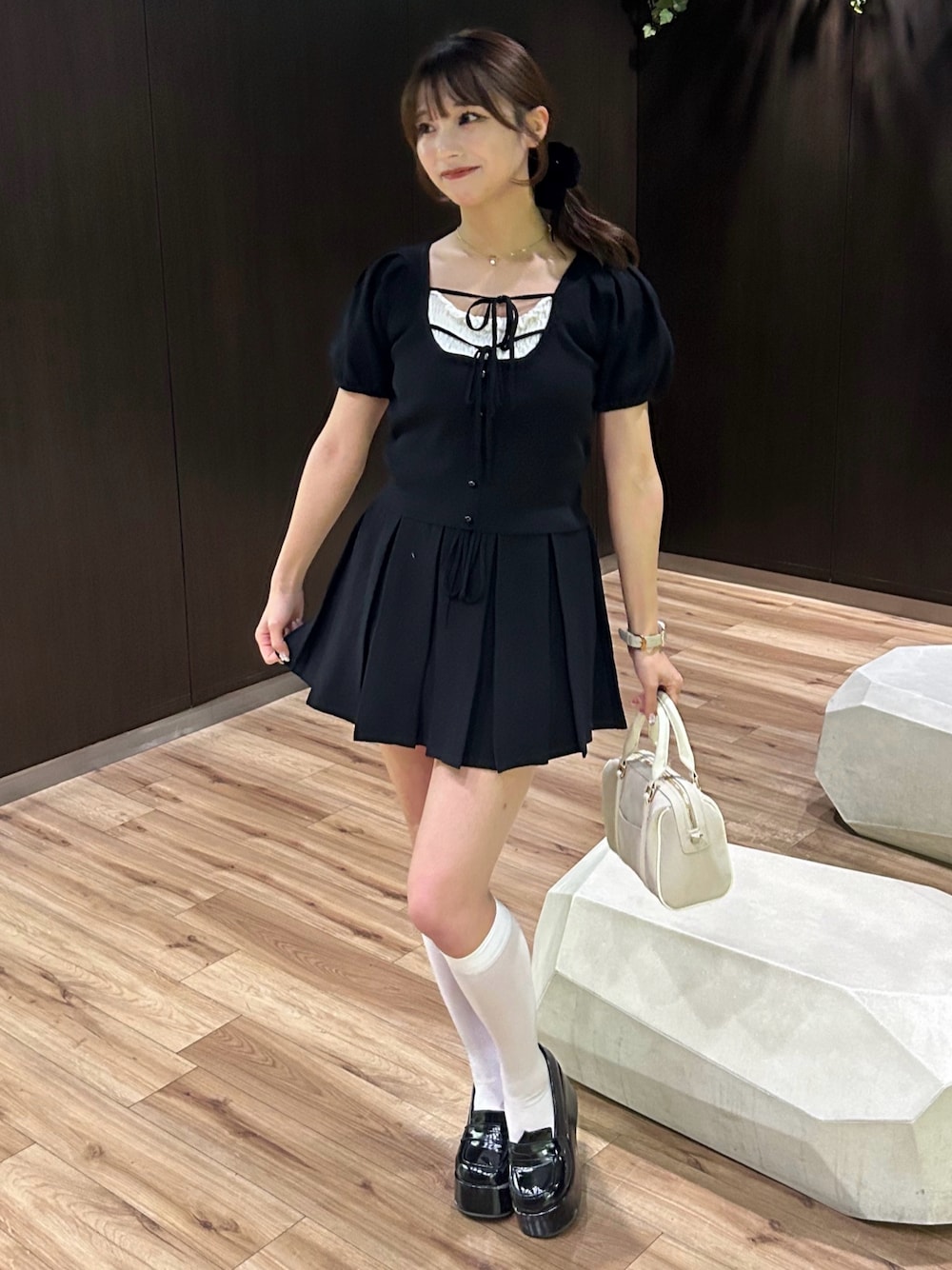「セットアップ、ナイスクラップ、one after another NICE CLAUP、nice claup」｜「one after another NICE CLAUPのレイヤードニットセットアップ（ワンピース、ブラック系）」を使った、junさん（レディース・158cm）の春コーディネートの1枚目の写真