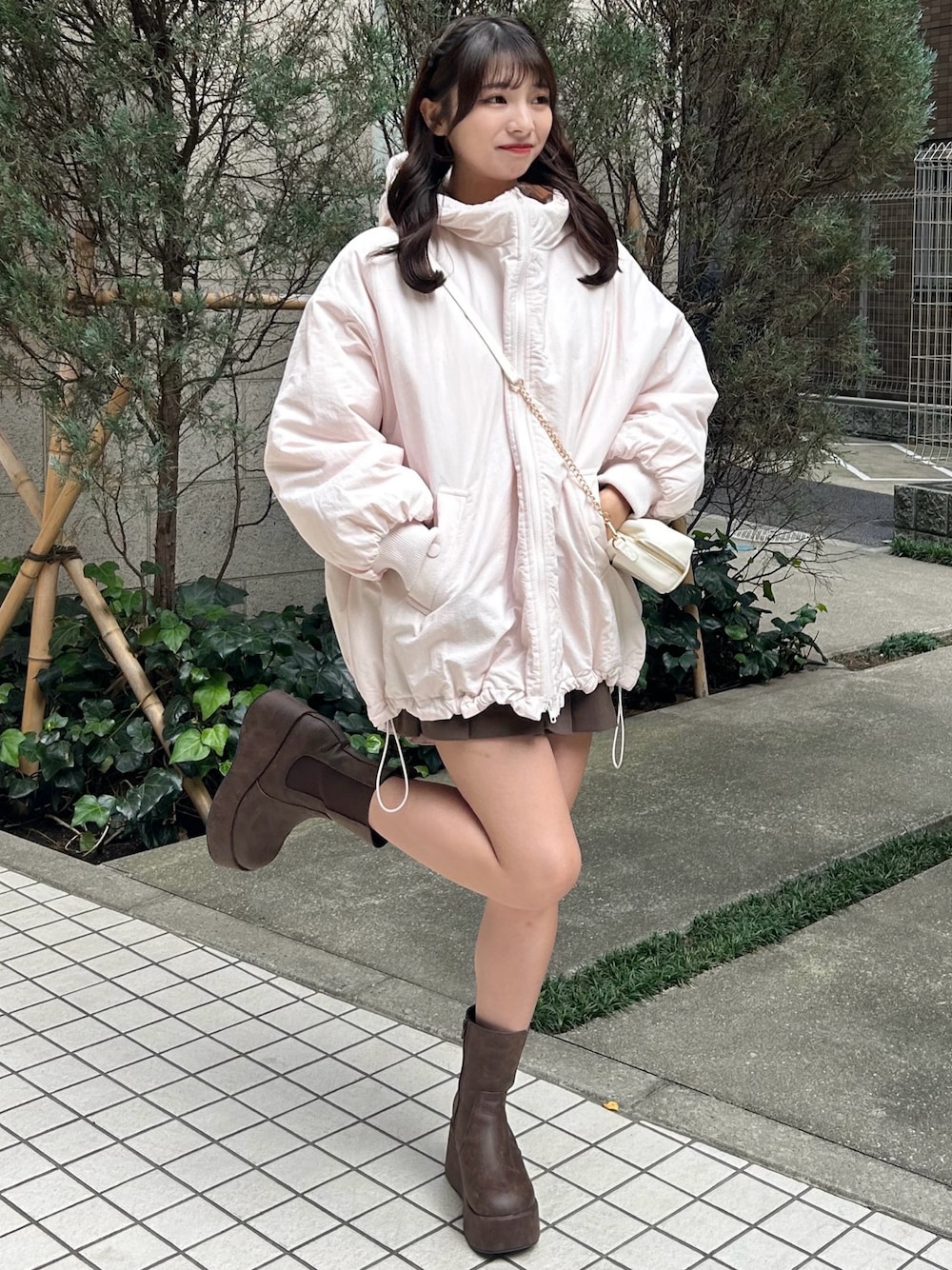 「アウター、モンスターパーカー、ミニスカート、ショートブーツ、ピンクコーデ、ナイスクラップ、one after another NICE CLAUP、nice claup」｜「one after another NICE CLAUPのモンスターパーカーオーバーサイズブルゾン（ブルゾン、ピンク系）」を使った、junさん（レディース・158cm）の秋コーディネートの1枚目の写真