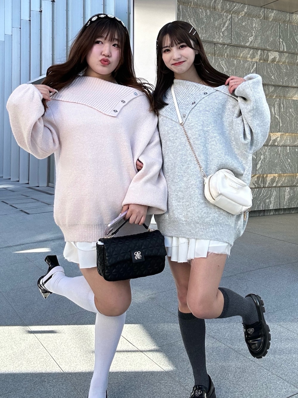 「ニット、ニットワンピース、ミニワンピ、おそろいコーデ、ナイスクラップ、one after another NICE CLAUP、nice claup」｜「one after another NICE CLAUPの【juicy colorful knit】オフショルニットミニワンピース（ワンピース、ブルー系）」を使った、junさん（レディース・158cm）の冬コーディネートの1枚目の写真