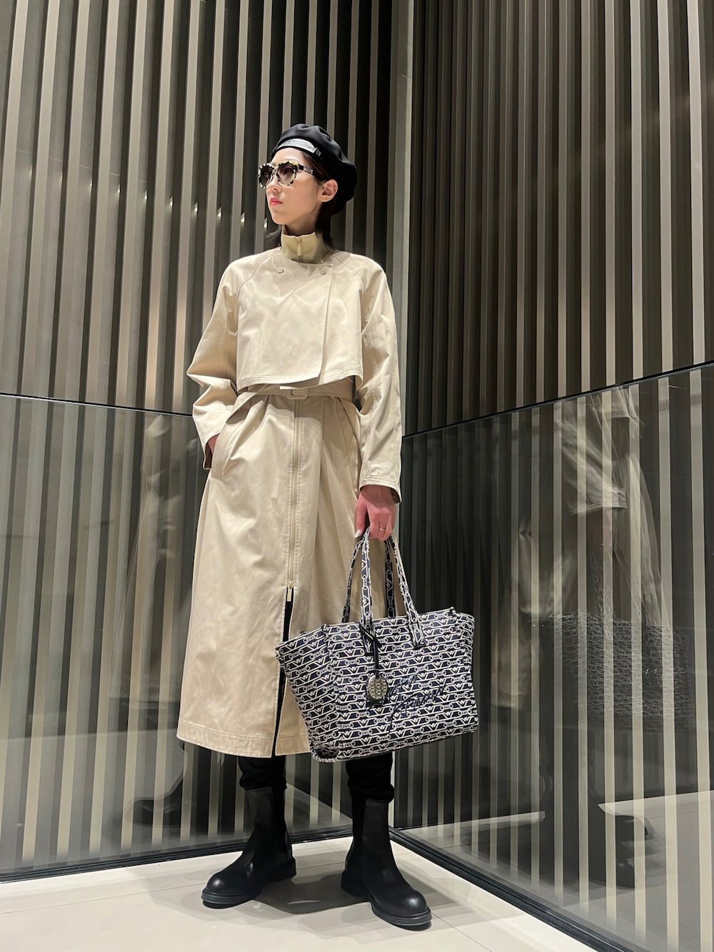 「EMPORIO ARMANI、エンポリオアルマーニ、トレンチコート、スプリングコート、コート、ベレー帽、旅行、トートバッグ、ベージュコーデ、ブラックコーデ、春コーデ、モノトーン、モード、カジュアルコーデ」｜「EMPORIO ARMANIの【エンポリオ アルマーニ】2-in-1 トレンチコート 撥水テクニカルコットン（トレンチコート、ベージュ系）」を使った、momoさん（レディース・175cm）の春コーディネートの1枚目の写真
