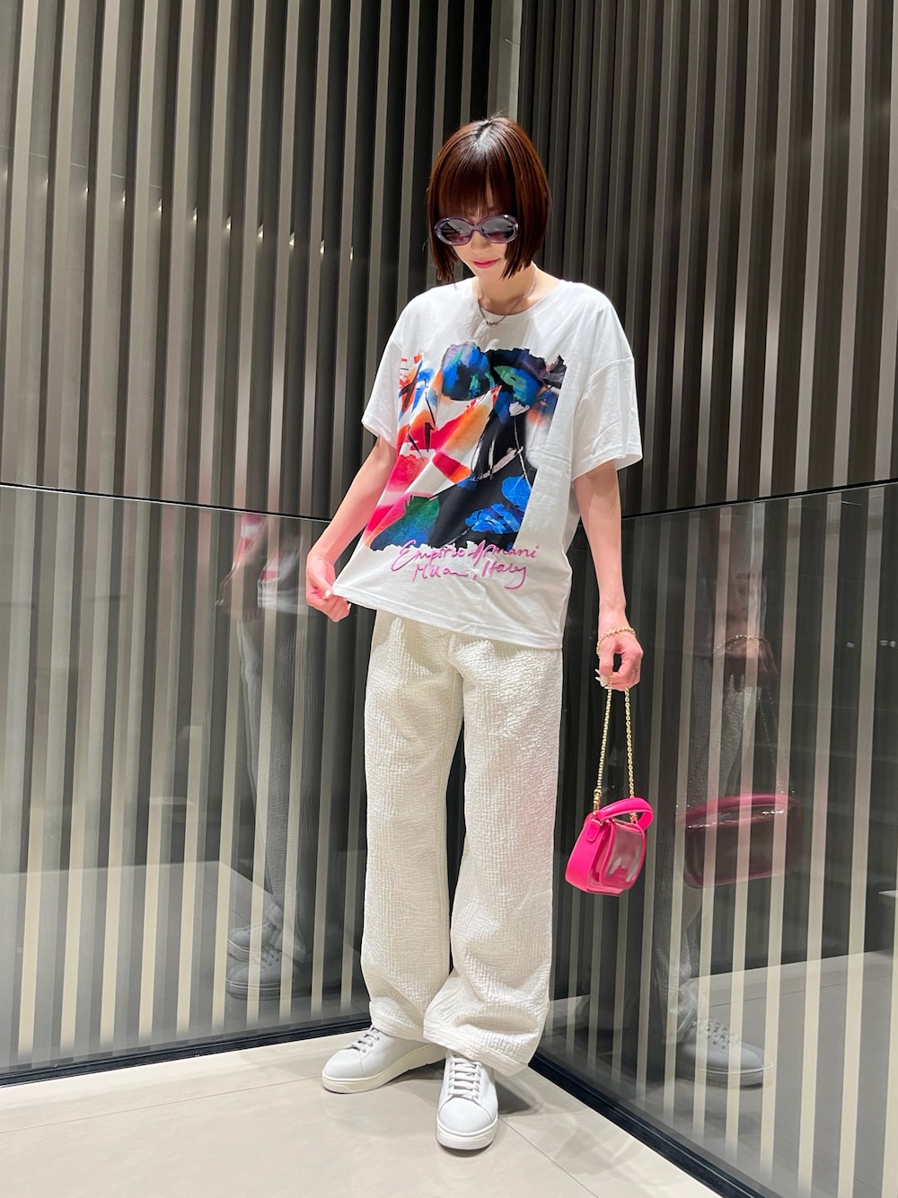 「EMPORIO ARMANI、エンポリオアルマーニ、白Tシャツ、白パンツ、ホワイトコーデ、ピンク、シンプル、夏コーデ、高身長女子、夏ファッション、楽チンコーデ、白コーデ、メンズライク、マニッシュ、きれいめカジュアル」｜「EMPORIO ARMANIの【エンポリオ アルマーニ】Tシャツ スーピマジャージー 抽象プリント＆ロゴ刺繍（Tシャツ/カットソー、ホワイト系）」を使った、momoさん（レディース・175cm）の夏コーディネートの1枚目の写真