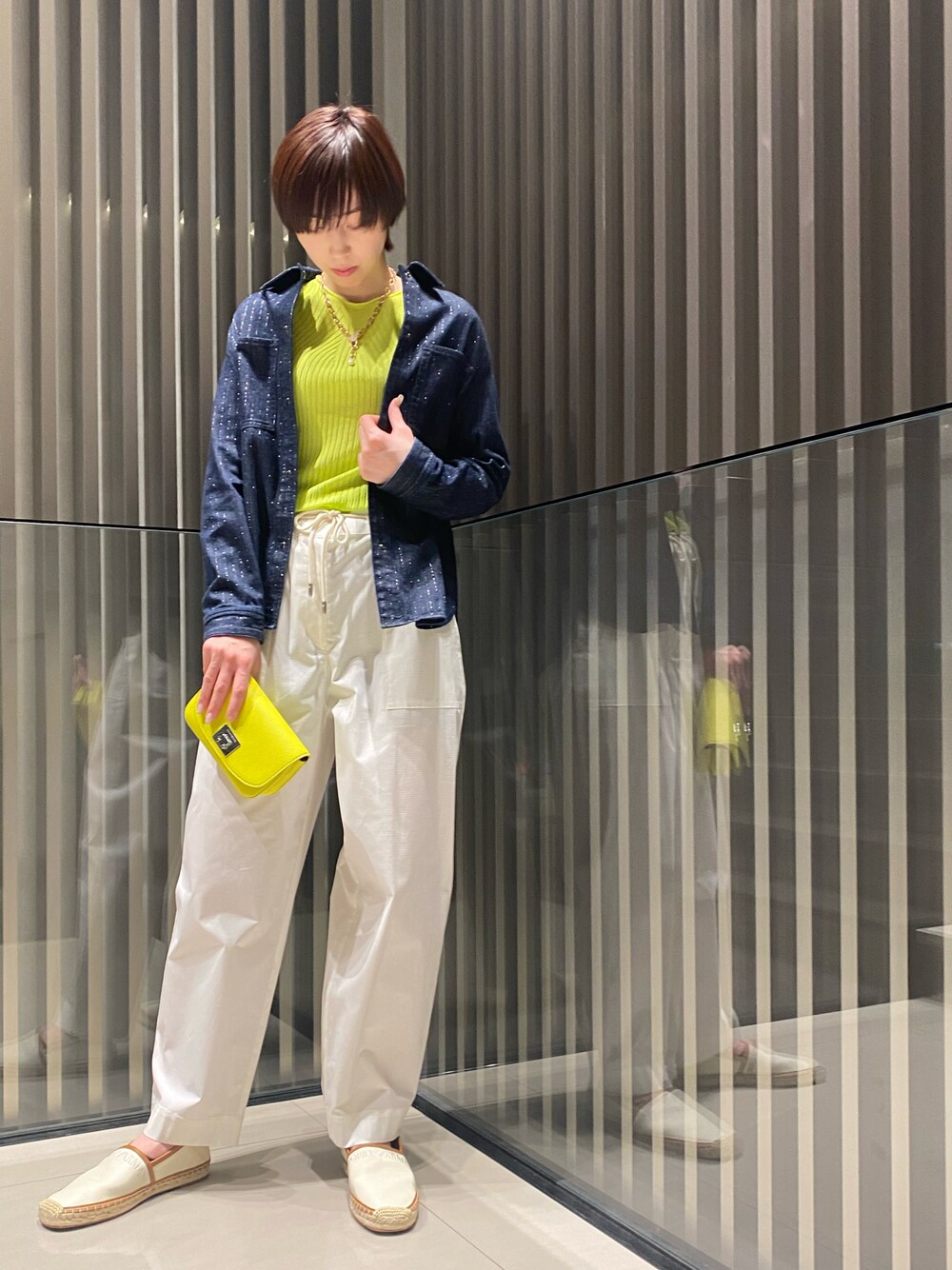 「EMPORIO ARMANI、エンポリオアルマーニ、イエロー、春コーデ、オトナ女子、ショートヘア、高身長女子、白パンツ、デニムシャツ」｜「EMPORIO ARMANIの¥59,400（ニット/セーター、イエロー系）」を使った、momoさん（レディース・175cm）の春コーディネートの1枚目の写真