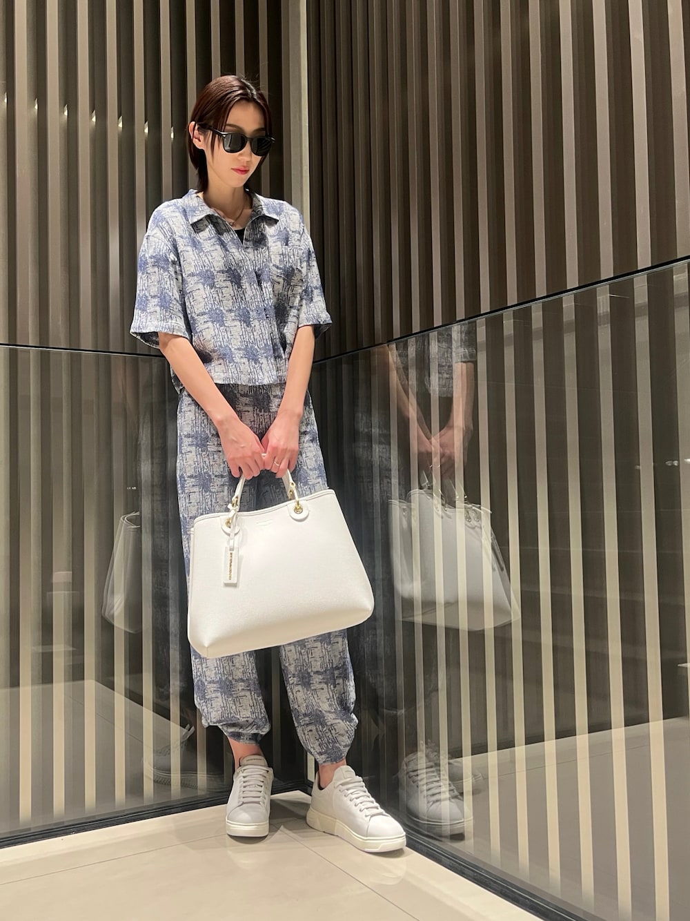 「EMPORIO ARMANI、エンポリオアルマーニ、セットアップ、春コーデ、水色、オトナカジュアル、キレイめカジュアル、ラクチンコーデ、セットアップスタイル、休日スタイル、シャツスタイル、シャツ、旅行、ショートヘア、スニーカーコーデ」｜「EMPORIO ARMANIの【エンポリオ アルマーニ】MyEA ショッパー ディアプリント ミディアム（ハンドバッグ、ホワイト系）」を使った、momoさん（レディース・175cm）の春コーディネートの1枚目の写真