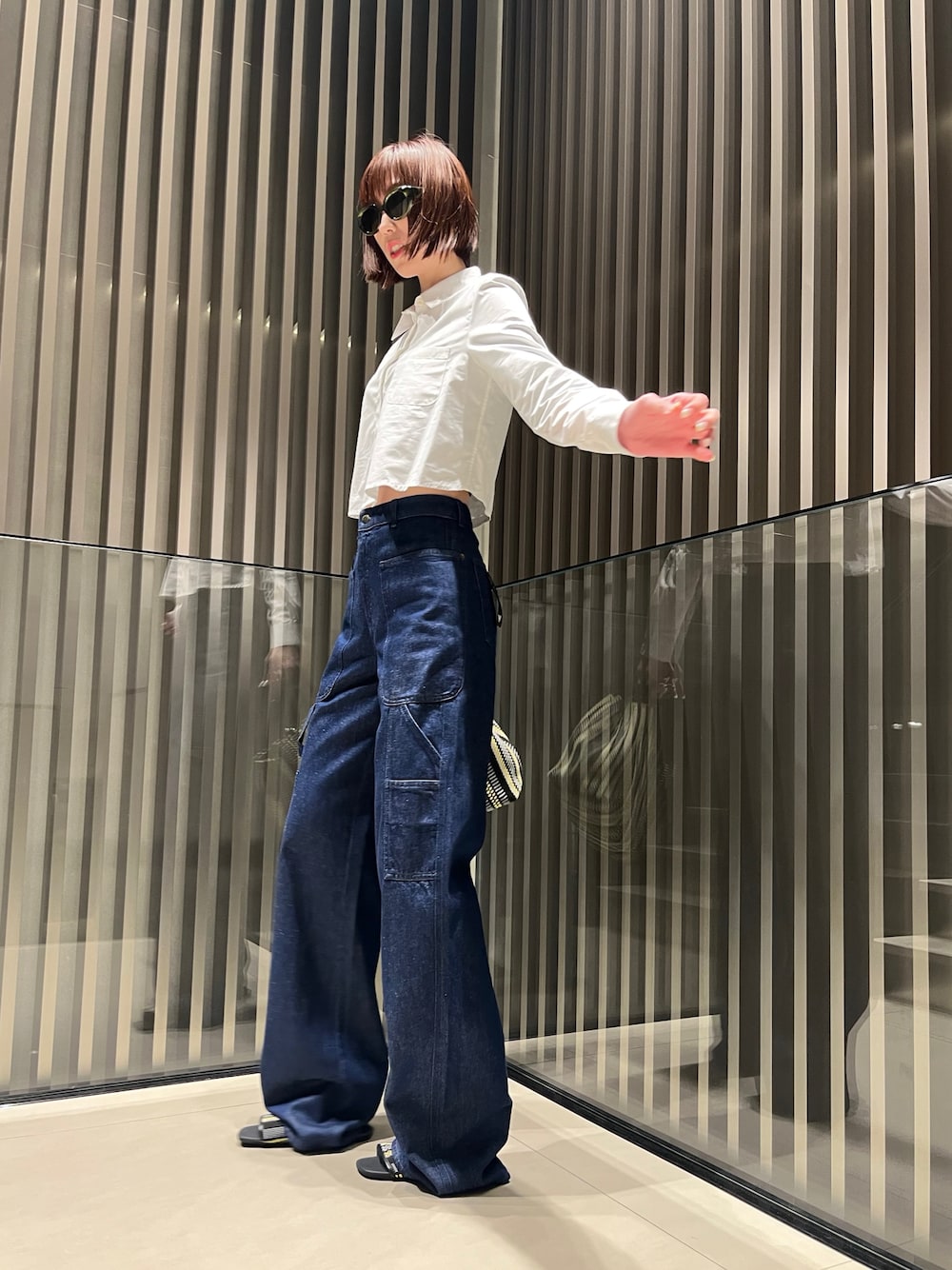 「EMPORIO ARMANI、エンポリオアルマーニ、アルマーニ、ジーンズ、ジーパン、デニムパンツ、白シャツ×デニム、白シャツ、ラグジュアリーストリート、きれいめカジュアル、夏コーデ、高身長女子、休日スタイル、オトナカジュアル、シンプル」｜「EMPORIO ARMANIの【エンポリオ アルマーニ】ミッドライズ ストレートレッグ カーゴジーンズ J3D 11オンスデニム（デニムパンツ、ブルー系）」を使った、momoさん（レディース・175cm）の夏コーディネートの1枚目の写真