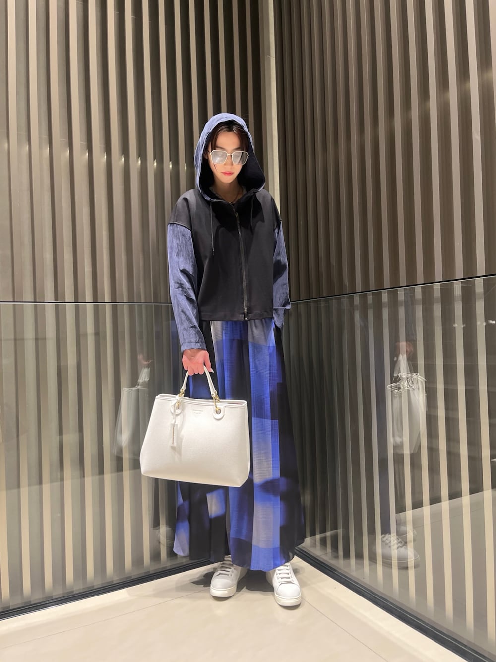 「EMPORIO ARMANIの【エンポリオ アルマーニ】フード付きジップアップブルゾン インターロックジャージー（ブルゾン、ブラック系）」を使った、momoさん（レディース・175cm）の春コーディネートの1枚目の写真