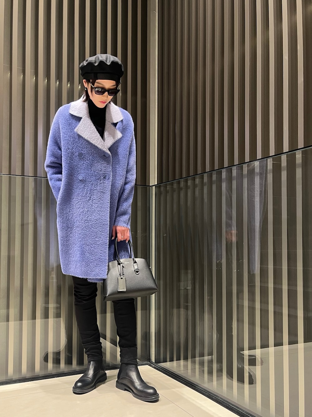 「EMPORIO ARMANI、エンポリオアルマーニ、アルマーニ、ベレー帽、ニット、コート、ブルー、水色、タートルネック、バッグ、ハンドバッグ、BAG」｜「EMPORIO ARMANIの【エンポリオ アルマーニ】リバーシブルダブルブレストコート モヘア風ファブリック（チェスターコート、パープル系）」を使った、momoさん（レディース・175cm）の冬コーディネートの1枚目の写真