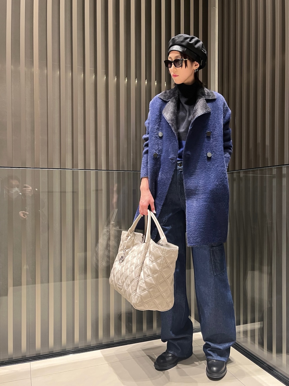 「EMPORIO ARMANI、エンポリオアルマーニ、ジーンズ、デニム、ニット、ワイドデニム、ハイウエストデニム、白バッグ、ベレー帽、ブルー、パンツスタイル、バッグ、トートバック、BAG」｜「EMPORIO ARMANIの【エンポリオ アルマーニ】リバーシブルダブルブレストコート モヘア風ファブリック（チェスターコート、ブラック系）」を使った、momoさん（レディース・175cm）の冬コーディネートの1枚目の写真