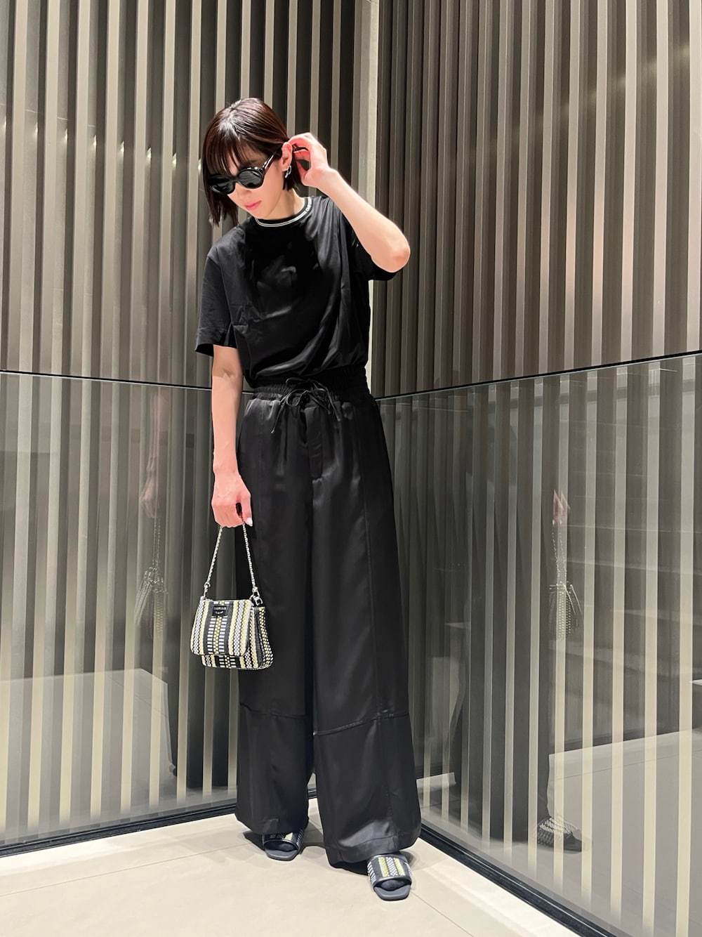 「ENPORIO ARMANI、エンポリオアルマーニ、アルマーニ、ブラックコーデ、メンズライク、マニッシュ、モード、ラグジュアリーストリート、モノトーン、黒コーデ、シンプル、高身長女子、ストリートMIX」｜「EMPORIO ARMANIの【エンポリオ アルマーニ】ダブルショルダーバッグ バスケット織り ミニ（ショルダーバッグ、ブラック系）」を使った、momoさん（レディース・175cm）の夏コーディネートの1枚目の写真