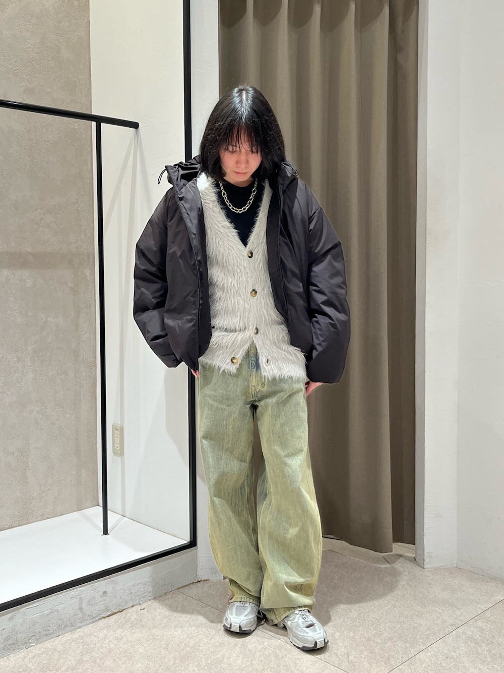 グレー系のカーディガン/ボレロ、グリーン系のデニムパンツ、ブラック系のダウンジャケット/コートを着用したメンズの冬コーディネートの1枚目の写真