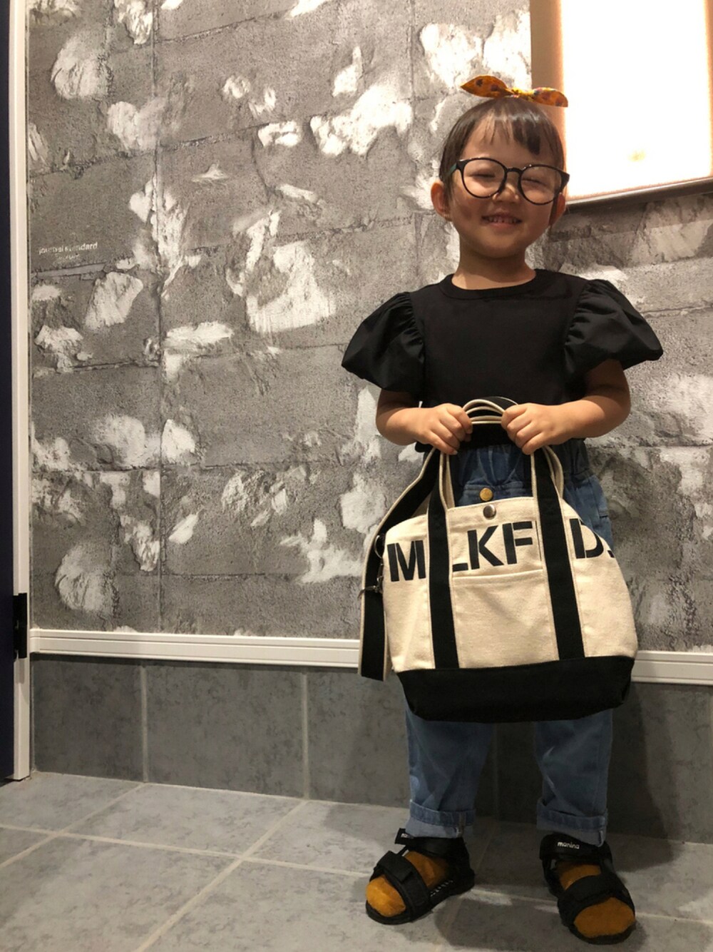 「ボリューム袖、キッズコーデ、キッズファッション、プチプラ、めがね、カジュアル、シンプルコーデ、ラクチンコーデ、デニム、デニムパンツ、おしゃれさんと繋がりたい、MILKFED.、GU、韓国子供服」｜「MILKFED.のSTENCIL LOGO MINI 2WAY CANVAS TOTE（ショルダーバッグ、ホワイト系）」を使った、coco   さん（キッズ・90cm）の秋コーディネートの1枚目の写真