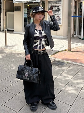「AVIREX（アヴィレックス）のVARSITY MINI DUFFLE BAG/バーシティーミニダッフルバッグ（ボストンバッグ、ブラック系）」を使った、SHIORIさん（レディース・152cm）の春コーディネート