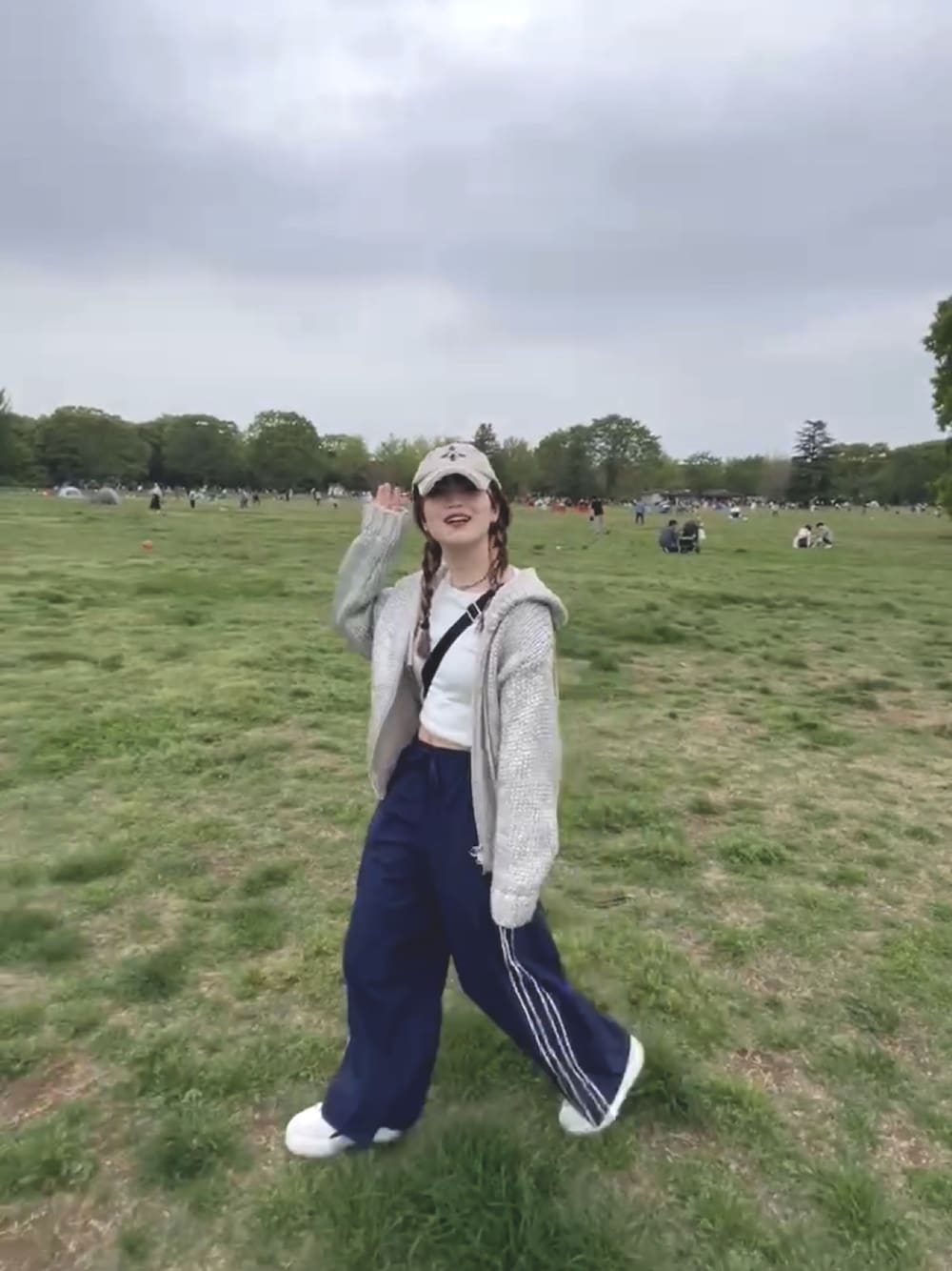 「キラキラジャケット、シルバー、キャップ、公園スタイル、パンツスタイル、WHO’S WHO gallery、ZARA、GU、春、大人かわいい」｜「WHO'S WHO galleryの【SLOPPY/スロッピー】Sロゴナイロントラックワイドパンツ /セットアップ対応可能（スラックス、ブルー系）」を使った、napiさん（レディース・162cm）の冬コーディネートの1枚目の写真