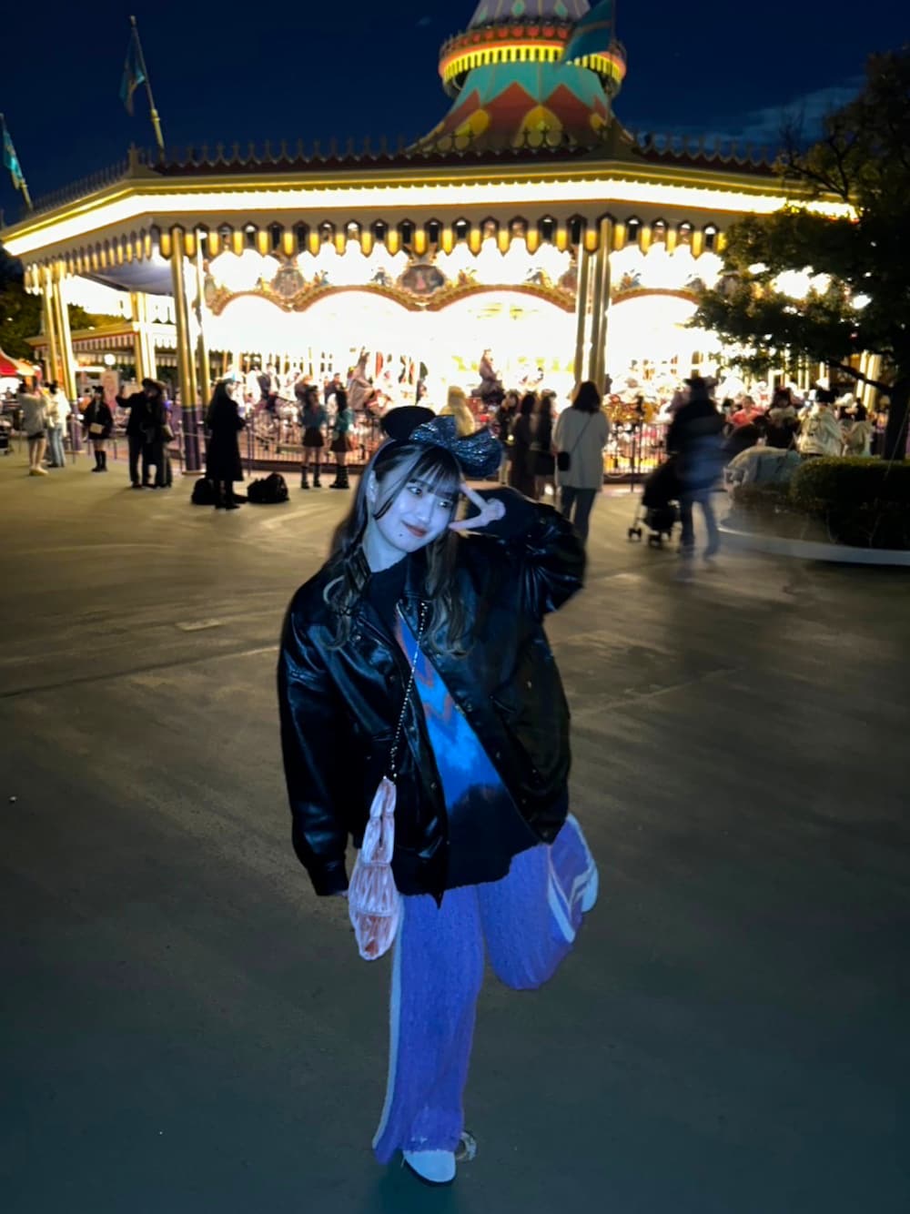 「Disneyland、ディズニーコーデ、ディズニーランド、カラフルコーデ、紫、SHEINコーデ、ootd、大人かわいい、冬のコーデ、チョコ色に染まれ」｜「SHEINのアイテム（ニット/セーター、ブラック系）」を使った、napiさん（レディース・162cm）の冬コーディネートの1枚目の写真