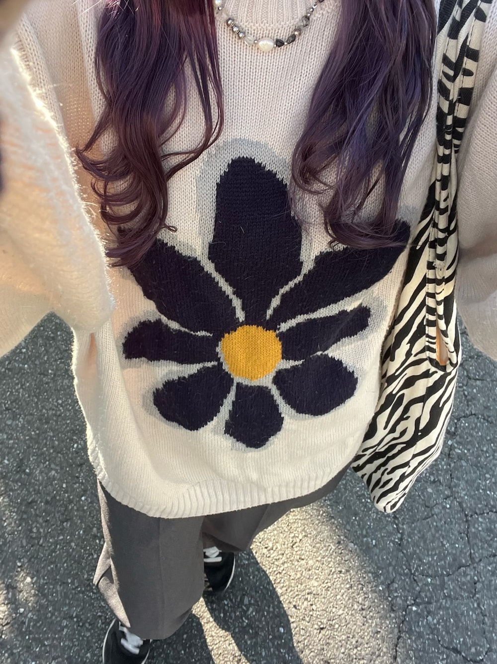 「ゼブラ柄、お花、スラックス、トートバッグ、ニット、通学コーデ、大学生、大人かわいい、ootd、今日のコーデ、スニーカー女子、ホワイト」｜「LVEU.のZebra casual bag / ゼブラカジュアルバッグ（トートバッグ、ブラック系）」を使った、napiさん（レディース・162cm）の冬コーディネートの1枚目の写真