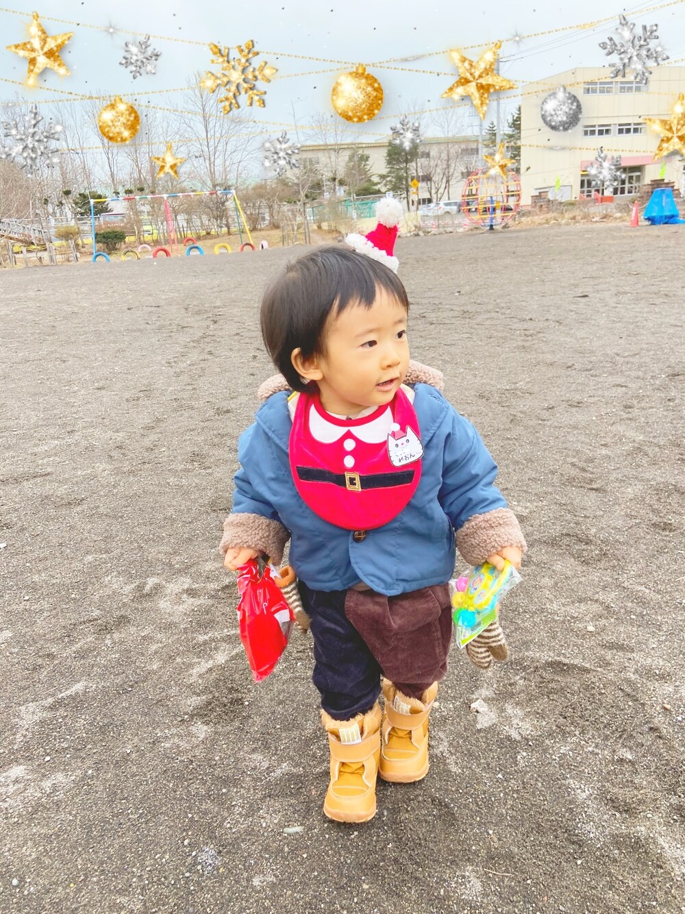 「サンタクロース、クリスマス、秋冬コーデ、1歳、男の子、キッズコーデ」｜「MAKE YOUR DAYのストレッチコールバイカラーパンツ■80～140cm（カーゴパンツ、グレー系）」を使った、*LeoN*さん（キッズ・80cm）の冬コーディネートの1枚目の写真