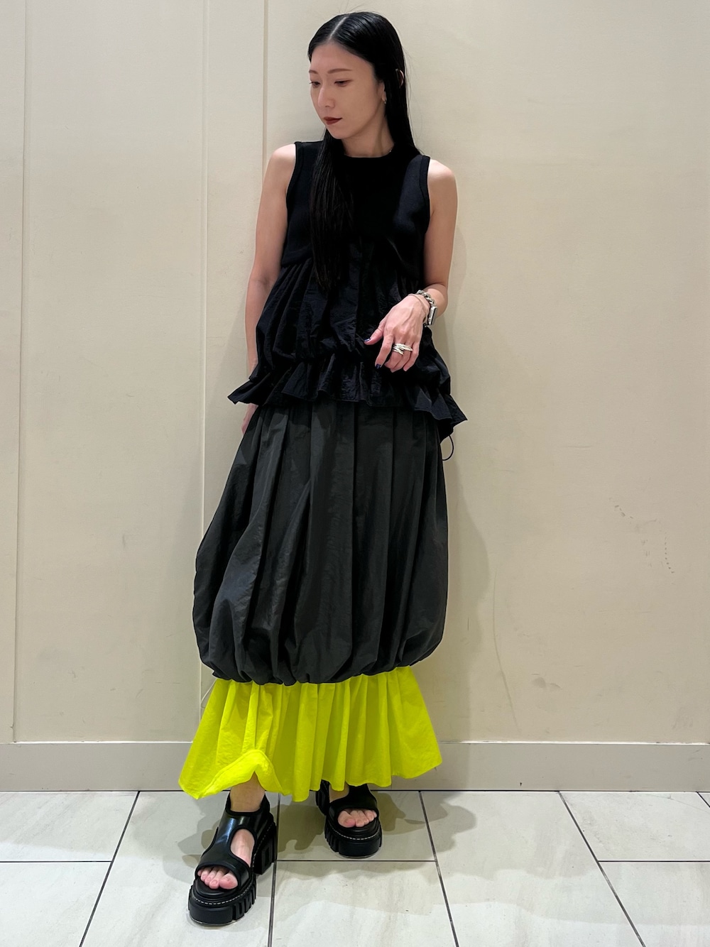 ブラック系のタンクトップ、その他のスカート、ブラック系のサンダルを着用したレディースの春コーディネートの1枚目の写真