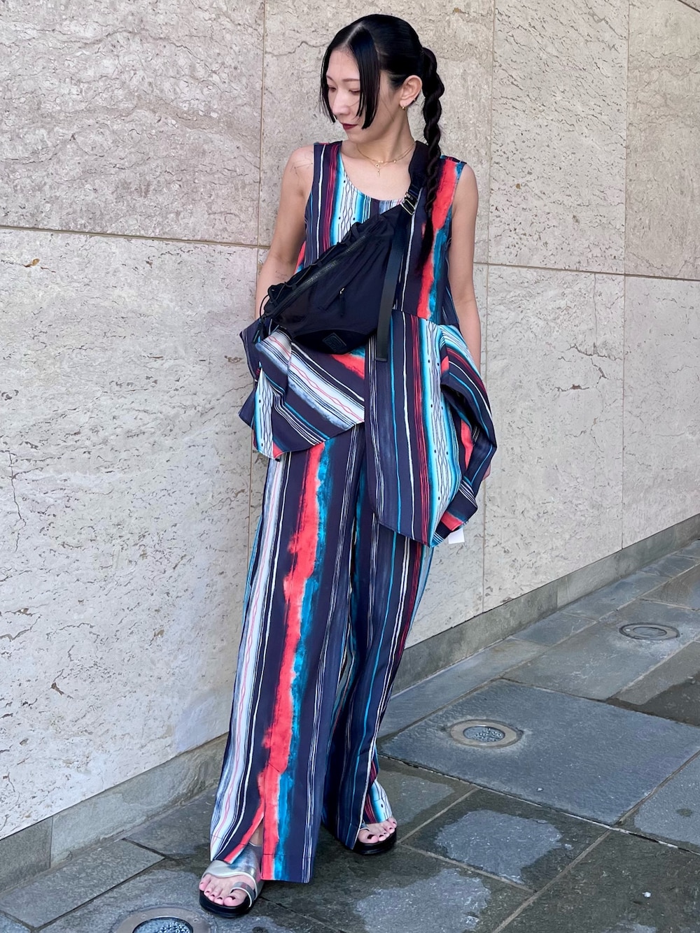 ブラック系のシャツ/ブラウス、ブラック系のボディバッグ/ウエストポーチ、ブラック系のその他パンツを着用したレディースの春コーディネートの1枚目の写真