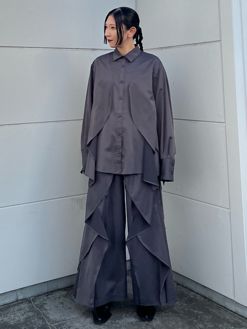 グレー系のシャツ/ブラウス、グレー系のその他パンツ、ブラック系のスリッポンを着用したレディースの秋コーディネートの1枚目の写真