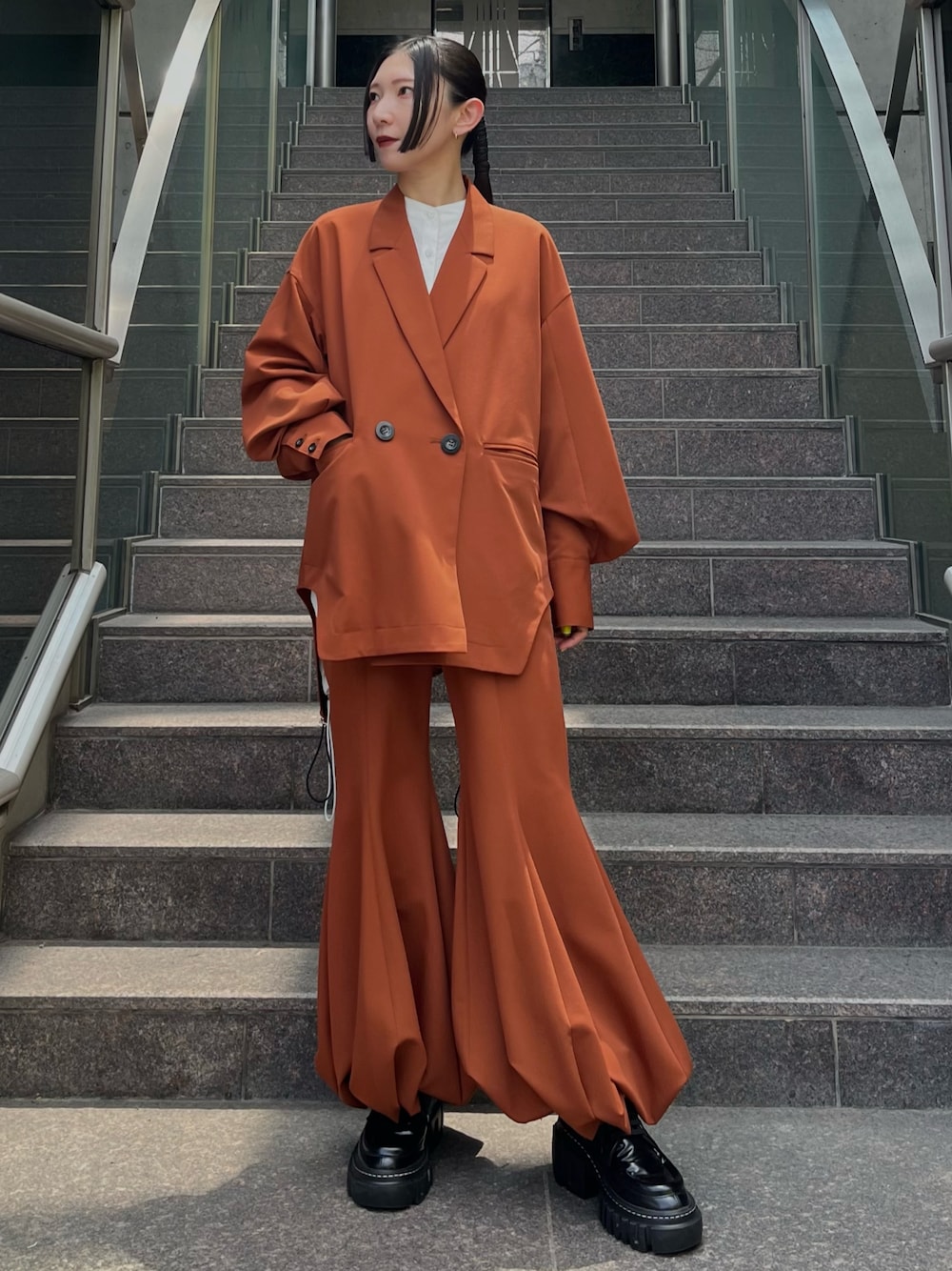 ホワイト系のシャツ/ブラウス、イエロー系のテーラードジャケット、イエロー系のその他パンツを着用したレディースの夏コーディネートの1枚目の写真