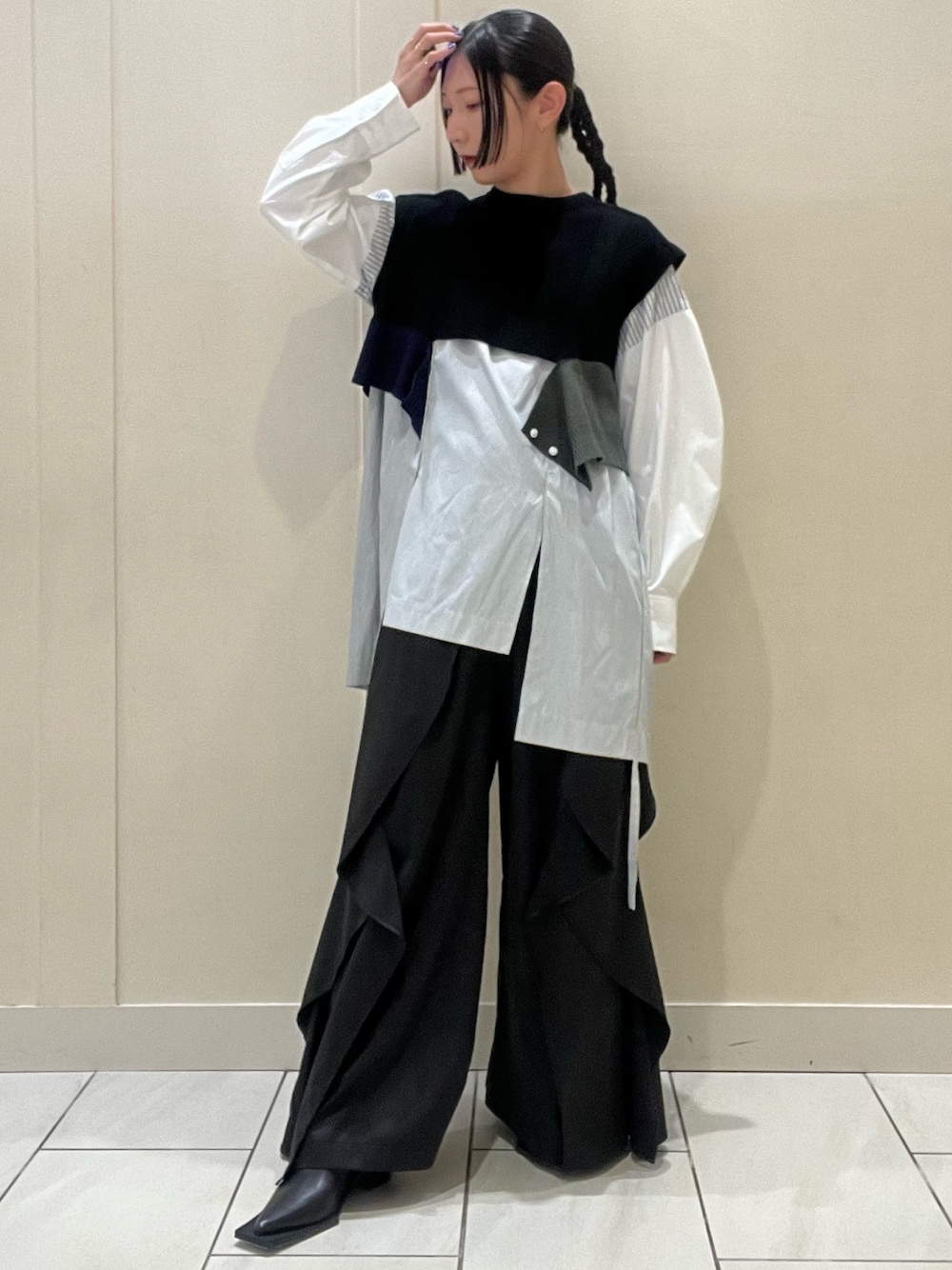 その他のシャツ/ブラウス、ブラック系のその他パンツ、ブラック系のサンダルを着用したレディースの夏コーディネートの1枚目の写真