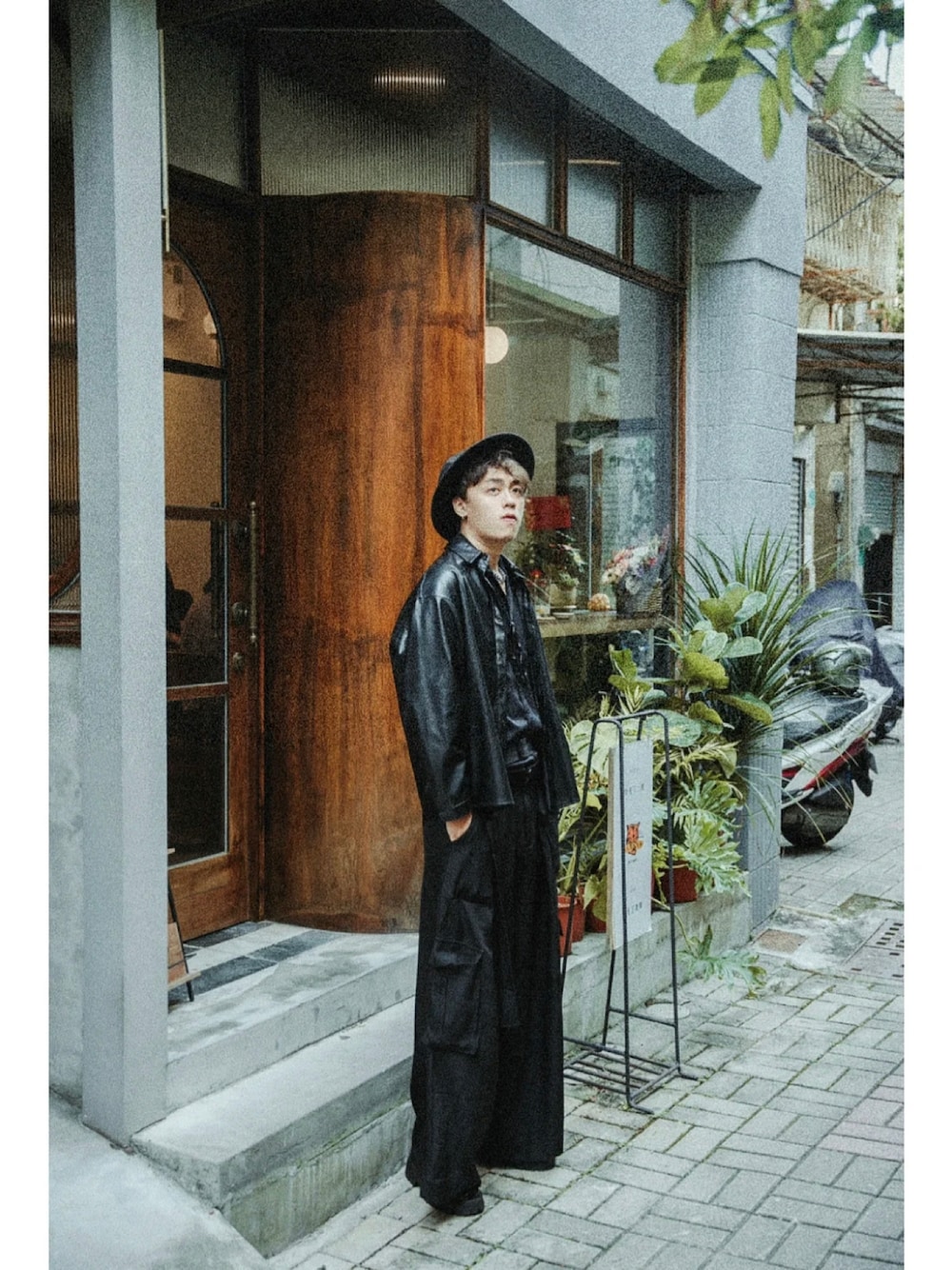 「大人カジュアル、秋ルック紹介するよ、秋服コーデ、おしゃれさんと繋がりたい、秋冬コーデ、秋、black」｜「皮襯衫のアイテム（その他トップス、ブラック系）」を使った、ifan07xxさん（メンズ・182cm）の秋コーディネートの1枚目の写真